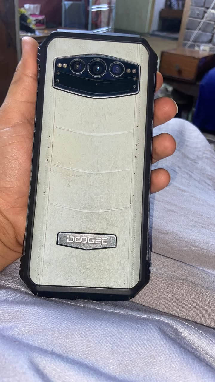 السلام عليكم تلفون Dooge معروف موصفاته شنو جهاز كامل ملحقات بي مشكله شحن يبقى على 1 بس هو شاحن ١٠٠ مابي اي شي جهاز سعره ١٥٠ الف مكاني بغداد الدوره ***********
