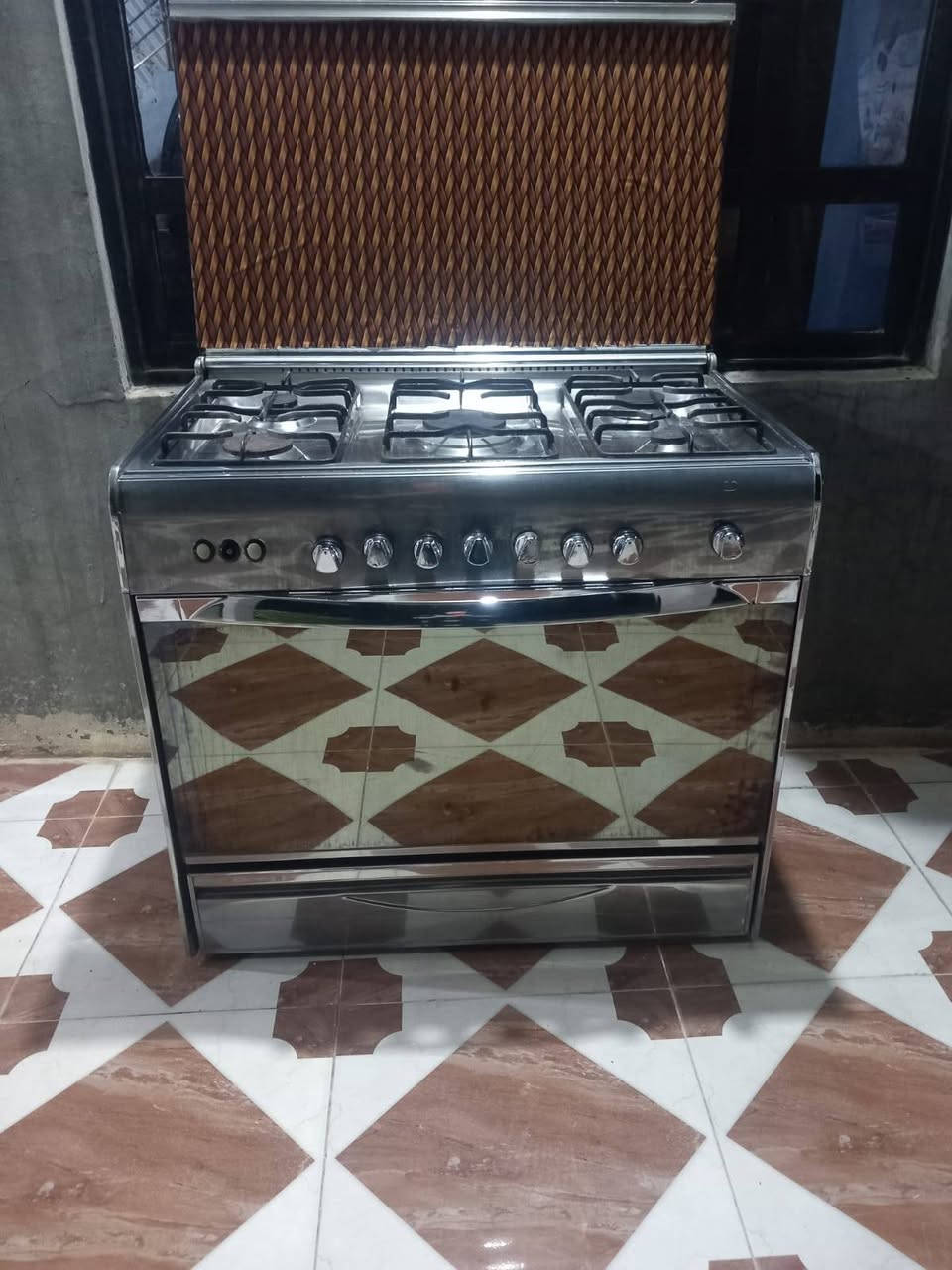 طباخ للبيع
شغال كامل فرن شغال
نضيف حيل
السعر 160 وبي مجال
***********
