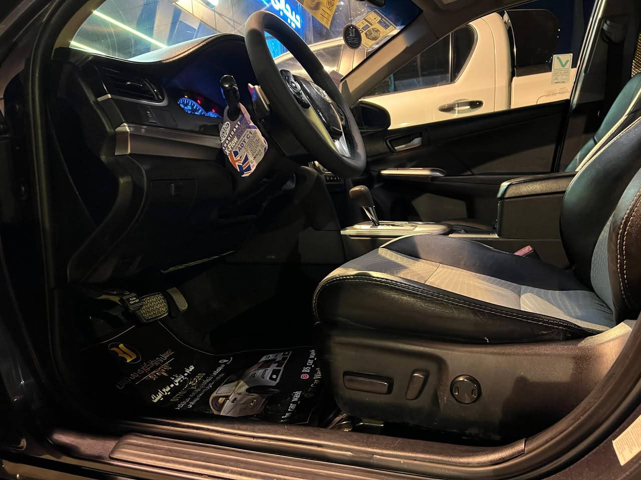 السلام عليكم اقره التفاصيل بل كامل اذا عجبك اتصل 👇للبيع: تويوتا كامري 2012 SE
فول مواصفات  بارنوما فتحة سقف 
رقم سليمانيه الجديد بسمي قبل أسبوع حولتهه كله جديد

--- تفاصيل السيارة:

ماشية فقط 70 ميل – شبه جديدة

فول مواصفات +  (فتحة سقف 
كشن كهرباء 
بصمه تشغيل
بصمه بوب 
السيارة خالية من الضرر فقط جاملغ كلير أمريكا 

فقط بخ (رش) – بدون أي صدمة أو شاصي

---

 مواصفات تويوتا كامري 2012 SE V6 المواصفات الكاملة:

 المحرك والأداء:

محرك V6 سعة 3.5 لتر

قوة 301 حصان

قير أوتوماتيك 8 سرعات

نظام دفع أمامي (FWD)

تبديل سرعات من المقود (Paddle Shifters)

نمط قيادة رياضي + عادي + اقتصادي

 الراحة والداخلية:

مقاعد جلد رياضية مع تطريز رصاصي 

مقاعد أمامية كهربائية

فتحة سقف

شاشة كبيرة وسطية تعمل بال كار بلي 

تحكم كامل من المقود

تشغيل بصمة + دخول ذكي

 السلامة والتقنيات:

كاميرا خلفية + حساسات أمامية وخلفية

نظام تثبيت السرعة الذكي 

وسائد هوائية كاملة

نظام مراقبة ضغط الإطارات (TPMS)

 الخارج

جنوط ألمنيوم مقاس 19 إنج

مخرجين عادم مزدوجين (Dual Exhaust)

 السيارة جاهزة بالكامل، ما تحتاج أي صرف أو تصليح
 بإمكانك المعاينة والاتصال بأي وقت علق يجي السعر 

رقم صاحب سيارة***********
ملاحظة بس الجناي يتصل كلشي موضح بل منشور تحياتي للجميع
