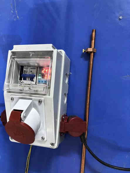 ⚡️ جهاز حماية الشواحن الكهربائية للسيارات الهايبرد والكهربائية ⚡️

احمِ سيارتك وشاحنك من أي مخاطر كهربائية مع جهاز الحماية الذكي المصمم خصيصًا للسيارات الهايبرد والكهربائية.

🔧 المواصفات الفنية:
 • حماية متكاملة من ارتفاع أو انخفاض الفولتية.
 • منظومة تأريض متكاملة بطول 120 سم لأعلى درجات الأمان.
 • مآخذ متعددة تتحمّل تيارًا يصل إلى 32 أمبير.
 • صندوق خارجي متين مقاوم للماء ويتحمّل جميع الظروف المناخية.
 • الأجهزة المتوفرة: 32A و 63A، مع إمكانية التصنيع حسب الطلب.
 • ضمان لمدة سنة كاملة.

💰 السعر: 80,000
📞 للاستفسار والطلب: ***********
