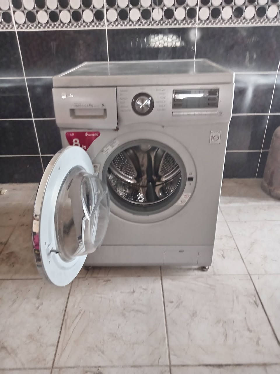 غسالة للبيع شرط بدون عيب وبدون تصليح بلادي السعر ٢٠٠ وبيها مجال الشراي يتصل ويدلل***********
