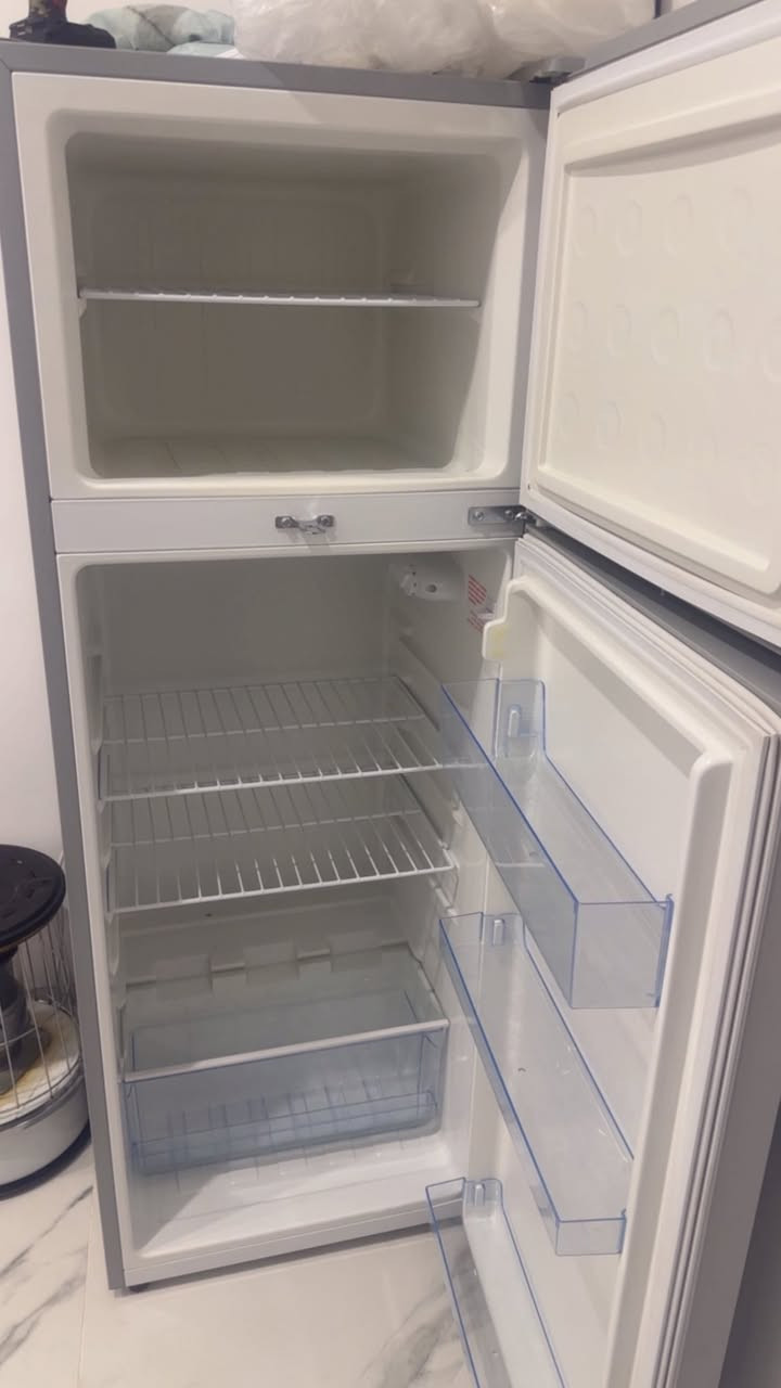 ثلاجه للبيع جديده استعمال شهر  السعر ٢٠٠ الف وبيها قفل


**إذا كنت صاحب هذا الإعلان وتريد حذفه لأي سبب، رجاءا أرسل رسالة إلى الدعم الفني**