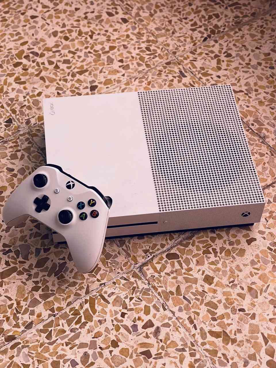 XBOX one s
هارد 1 تيرا
جويستك 2 وياه مع حساب بي شتراك كيم باس التمت شهرين 
ملحقاته كامله 

(ألألعاب )

Call of duty wwll

Call of duty 7

Battlefield 3

Battlefield 1

Cars sport drift 

grand theft auto 5

Tomp raider

pes 2026

جهاز مامفتوح نظافة 💯 
بيع او مراوس مع بلي فور سلم


**إذا كنت صاحب هذا الإعلان وتريد حذفه لأي سبب، رجاءا أرسل رسالة إلى الدعم الفني**