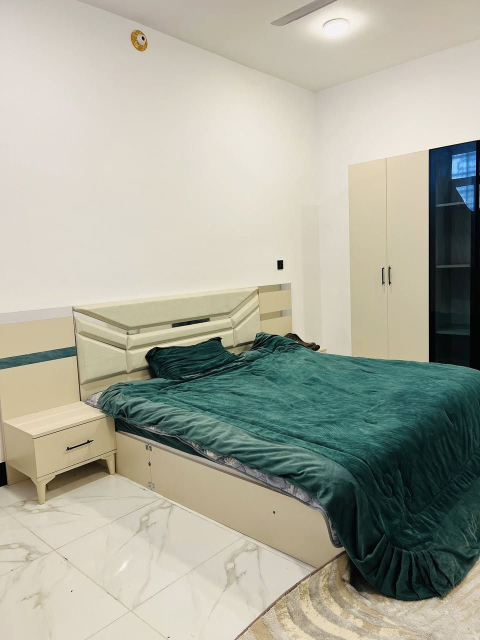 غرفه البيع نضيفه كدامك قبل شهر جبتها واردها 600 مع الدوشك وبيه مجال حك جيتك 

***********
