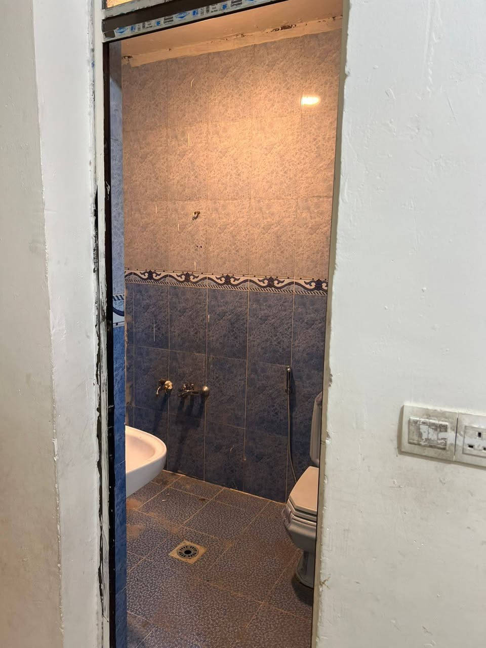 السلام عليكم دار للايجار حي تونس زراعي المساحه ٧٥م يحتوي على صاله ومطبخ وخدمات الطابق الثاني غرفتين وخدمات والثالث مخزن وسطح وطرمه مجاري وكهرباء وماء خط مولده واصل السعر ٦٠٠ الف قرب منتدى شباب حي تونس او للبيع السعر ١٦٠ وبي مجال الاتصال ***********
