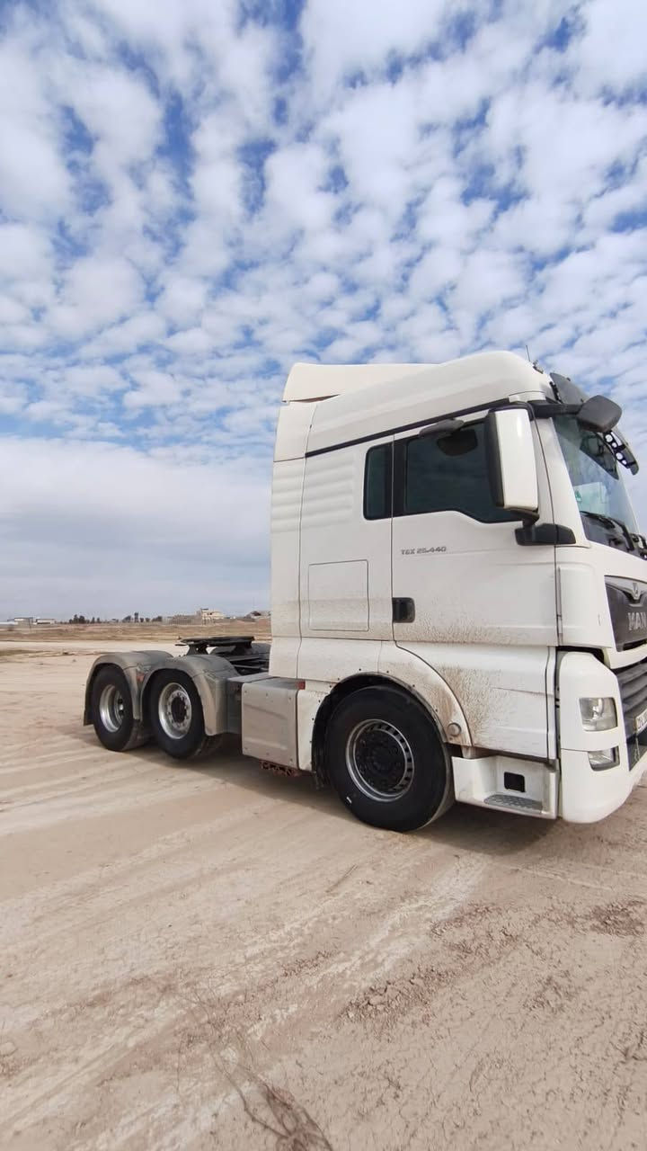 السلام عليكم للبيع مان راس تريلا سنكل موديل 2016 هاف اوتماتيك تخم تاير مرقم جديد مربوط 4دناكير دبل تاير 

للاستفسار ***********
