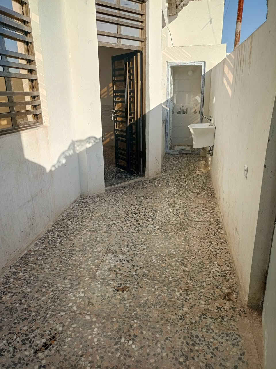 السلام عليكم بيت منطقه حي الفرات المساحه 90 متر سنه 25 كامل الخدمات ***********
