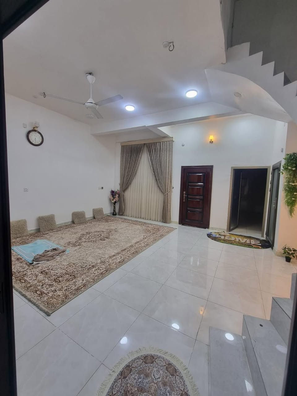 دار للبيع -منطقة الحيدرية  الفرع المقابل لمركز صحي الحيدرية قرب دائرة الضمان. الحاج حيدر للمنزلية 

المساحة: ١٤٥ متر  الواجهة ٧،٢٥ والنزال ٢٠
البناء ٢٠٢٥ طابقين الأرضي كامل حسب الخارطة المرفقة
الطابق الثاني هيكل مع السقف كونكريت والسطح مسقف بالجينكو ويمكن إعتباره مخزن في الطابق الثالث.
 السعر: ١٨٠ قابل للتفاوض
 للاستفسار الاتصال ع الرقم (***********)
