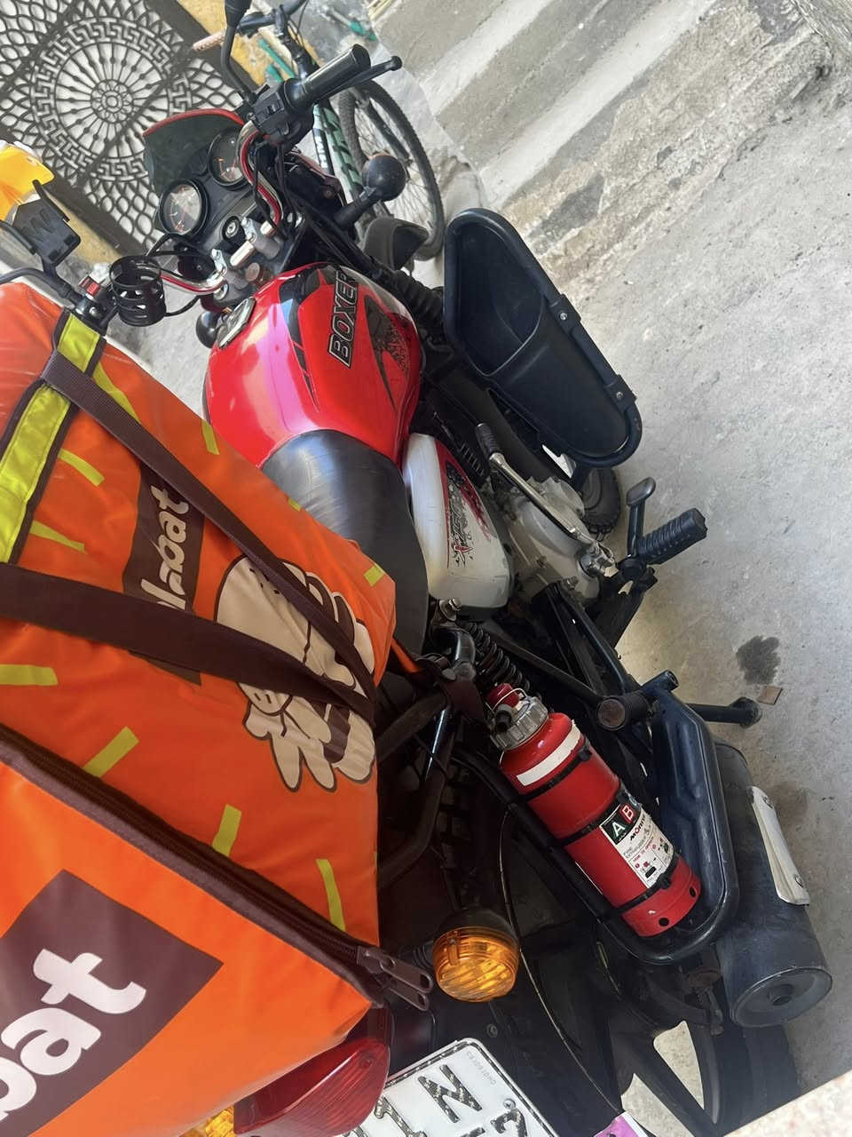 السلام عليكم
من رخصت ادمن الكروب دراجه بوكسر موديل ٢٠٢٣
مرقم بغداد 
ما اشتغلت بيها دلفري اهواي والله العظيم 
دراجه مفتوحه المكينه وفتحتها يم بشير الي بل الكراده 
هيه بل الاصل مال بشير تاريخ العقد هم موجود شوكت اشتريتها
رايدها ٢٤٠٠ وبيها مجال بسيط مكاني بغداد الكريعات ***********
