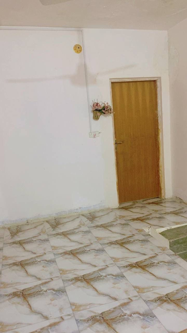السلام عليكم 
بيت للبيع المساحة 120 متر في حي الصحة خلف المدهش الطابق الاول يحتوي على ( صالة - مطبخ - هول - غرفة نوم - حمام - مناور عدد 2 ) و الطابق الثاني يحتوي على ( غرفة نوم - حمام - سطح كبير ) الارضية بورسلين درجة اولى  البيت عالي عن الشارع للاستفسار الاتصال على الرقم ***********
