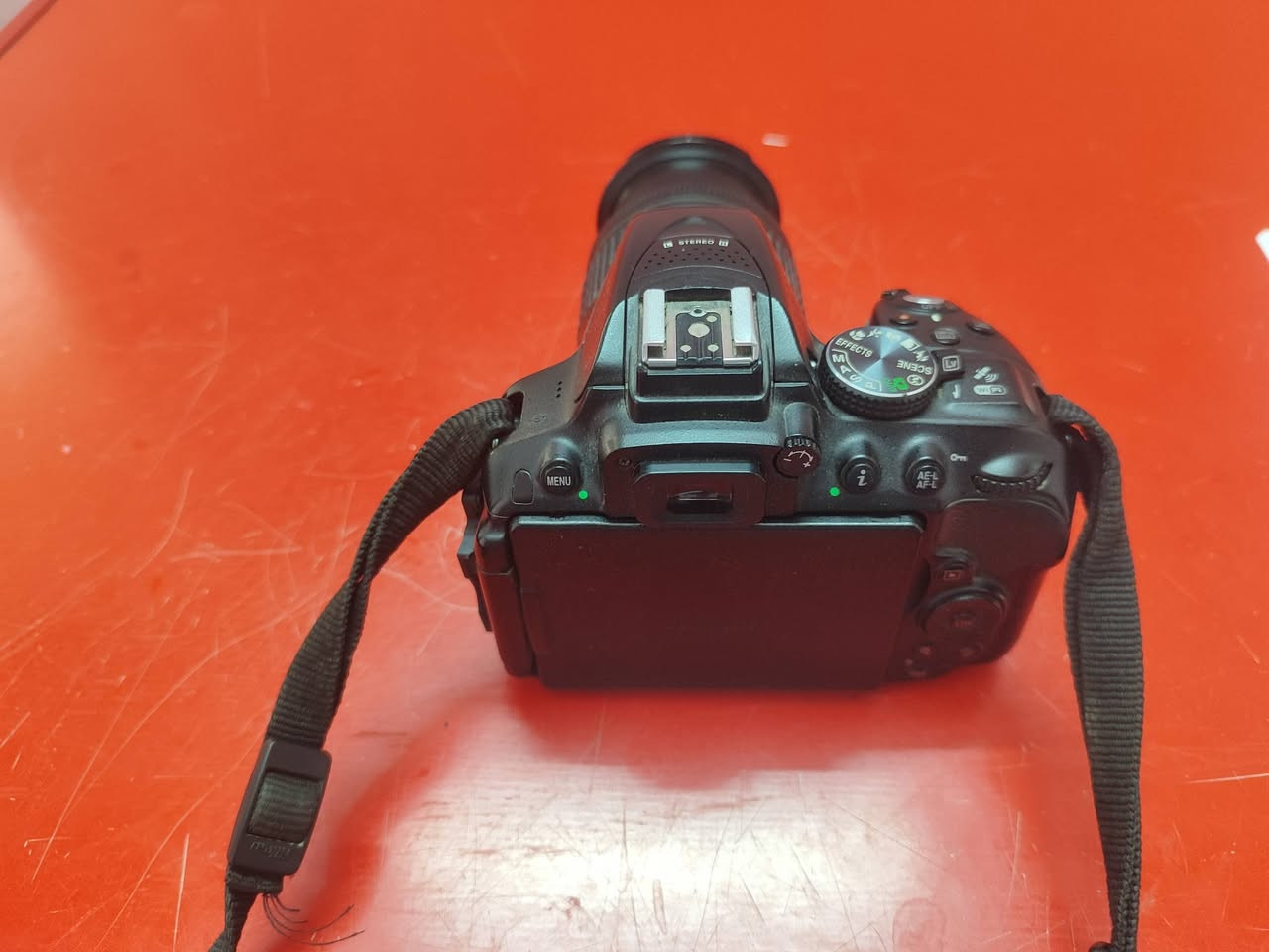 للبيع كاميرا نيكون D5300
🔴المستشعر (Sensor) بدقة 24.2 ميجابكسل من نوع CMOS (بصيغة DX).
🔴العدسة .18-55mm
🔴معالج الصور: EXPEED 4.
🔴دقة الفيديو: فل إتش دي (full HD 1080p )
 بمعدل 60 إطاراً في الثانية.
🔴الشاشة: شاشة LCD مرنة وقابلة للتحريك والدوران مقاس 3.2 بوصة.التركيز التلقائي (Auto Focus) 39 نقطة تركيز
 (منها 9 نقاط متقاطعة).
🔴سرعة الغالق: من 1/4000 إلى 30 ثانية.التصوير المتمرس (Burst Mode): تلتقط حتى 5 صور في الثانية الواحدة.
🔴 الميزات الذكية:الاتصال اللاسلكي: مزودة بتقنية Wi-Fi مدمجة لنقل الصور بسرعة إلى الهواتف الذكية.
🔴تحديد المواقع: مزودة بنظام GPS مدمج لحفظ مكان التقاط الصور.
🔴البطارية: ليثيوم أيون (EN-EL14a) طويلة الأمد

🔴منفذ منفذ خاص لسماعة الرأس.

🔴منفذ لنقل الملفات

🔴منفذ HDMI 

🔴نظام خاص لدعم ثبات الصورة

الملحقات///
🔴رام خزن 256 كيكا + رام 32 كيكا
🔴 حقيبة ظهر
🔴شاحن اصلي

// السعر 300 الف قفل//


**إذا كنت صاحب هذا الإعلان وتريد حذفه لأي سبب، رجاءا أرسل رسالة إلى الدعم الفني**