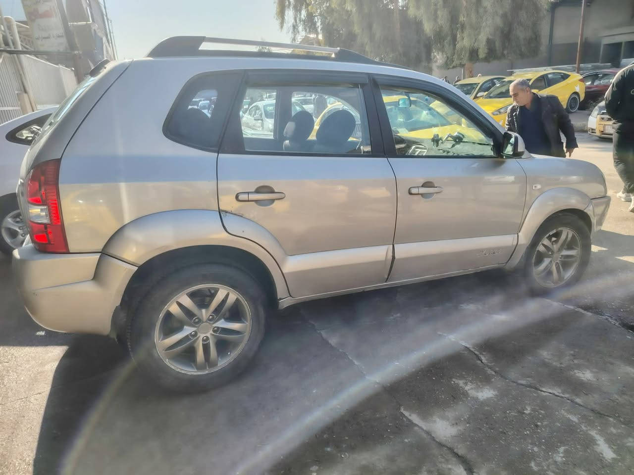 للبيع فقط نقد 
توكسن 2009
 بدون صبغ كلين 
كير ومحرك شرط
رقم نينوى ألماني 
شرط التحويل 
كابون بانزين بيها 
 السعر 120بيها مجال 
مكان السياره موصل حي العامل
التواصل على الارقام 
***********
***********
