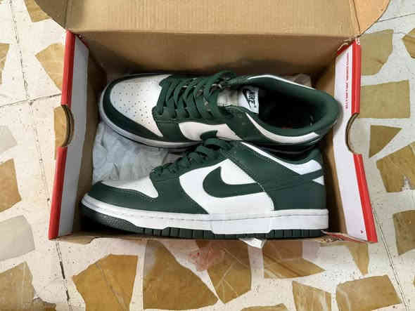 حذاء نايك اس بي دانك قياس 40 25 سانتيم الحذاء ملبوس مره وحده الحذاء اصلي جديد السعر مناسب للاستفسار ***********
