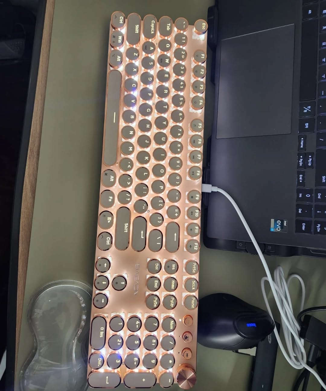 اسم العلامة التجارية SEUNKWANG
الأجهزة المتوافقة اللابتوب، الكمبيوتر، وحدة التحكم في الألعاب، التابلت، الهاتف الذكي
تقنية الاتصال 2.4 جيجاهرتز, USB-C, بلوتوث
وصف لوحة المفاتيح اللعب
الاستخدامات المُوصى بها للمنتج الأعمال, الاستخدام اليومي, اللعب, الوسائط المتعددة, برمجة, تعديل الصور, تعليم, شخصي
مميزات خاصة بإضاءة خلفية
【كيبورد ميكانيكية بنمط آلة كاتبة كلاسيكية】: تحتوي كيبورد الألعاب على مفاتيح ميكانيكية وردية مخصصة تتميز بملمس خطي سلس ومقاومة منخفضة دون الشعور بالارتطام اللمسي. تبدو أغطية المفاتيح الدائرية للكيبورد الميكانيكية البانك وكأنها آلة كاتبة كلاسيكية. تتميز أغطية المفاتيح بملمس غير لامع وملمس مطور وصوت هادئ عند الضغط على الزر برفق مما يمنحك شعورًا مريحًا بالكتابة ولمسة نقر ثابتة.
ثلاثة أوضاع اتصال: توفر لوحة المفاتيح اللاسلكية في 20 للآلة الكاتبة ثلاثة أوضاع اتصال، بلوتوث 5.0، وضع لاسلكي 2.4 جيجاهرتز، ووضع USB C سلكيًا. يدعم توصيل 5 أجهزة في نفس الوقت. اضغط مع الاستمرار على مجموعة مفاتيح FN و1/2/3/4/5 للتبديل بين BT1/BT2/BT3/2.4G/سلكيًا. يمكنك التبديل بين التابلت واللاب توب والهاتف في أي وقت. تلبي أي احتياجات للعمل والألعاب والدراسة.
【تحكم LED للوسائط المتعددة والإضاءة الخلفية】: لوحة مفاتيح ميكانيكية للألعاب مع مقبض وسائط متعددة للتحكم في مستوى الصوت والإضاءة، تحتوي لوحة المفاتيح بإضاءة LED الخلفية هذه على 19 تأثير إضاءة. اضغط على "Fn+1~8" لاختيار أوضاع الإضاءة الخلفية للعبة. 5 مستويات سطوع إضاءة خلفية قابلة للتعديل (Fn+Up/Down) والسرعة (Fn+يسار/يمين). ثلاثة أزرار صوت بجانبها يمكنها ضبط الأغنية السابقة والأغنية التالية والإيقاف المؤقت.
【104 مفتاح بخاصية الاستجابة لضربات مفاتيح متعددة】: تعتمد لوحة مفاتيح الألعاب الميكانيكية هذه على تقنية الاستجابة لضربات مفاتيح متعددة لجميع المفاتيح. عند الضغط على مفاتيح متعددة في نفس الوقت، يمكن للكيبورد بنمط الآلة الكاتبة تحديد كل مفتاح بدقة، وتجنب تعارض المفاتيح والأخطاء. مشكلة اللمس. سواء كانت الكتابة عالية السرعة تعمل أو تستمتع باللعب، يمكنك تجربة إدخال دقيق وسلس.
【توافق واسع مع ماك / ويندوز】: لوحة مفاتيح الآلة الكاتبة في 20 مزودة بثلاثة أوضاع، ثلاثة قنوات بلوتوث، 19 تأثير إضاءة، تصميم مظهر الآلة الكاتبة. مجهزة بخطوط كابل من النوع سي. توفر خطوط النوع سي لكيبورد ألعاب الكمبيوتر نقل أكثر استقرارًا لتقليل وقت الاستجابة والاستجابة بسرعات عالية، لا حاجة إلى برنامج تشغيل أو برنامج، وهي مناسبة لأنظمة ويندوز 7/8/10/XP/Vista لينكس وماك او اس.
【لوحة معدنية وأغطية مفاتيح بانك مطلية بالكهرباء】: لوحة كيبورد الألعاب الآلة الكاتبة مصنوعة من خليط معدني من الألومنيوم عالي الجودة، مع نسيج معدني غير لامع، قوي بما يكفي لحمايتها من الخدوش. تم تصميم أغطية المفاتيح العائمة بعناية باستخدام تقنية الطلاء المعدني، مع ضوء أحادي اللون فريد يجعل الكيبورد الخاص بك يبدو مذهلاً على الفور، ويعزز شعور كيبورد الآلة الكاتبة الكلاسيكية

السعر 40,000 دينار 
يتوفر توصيل لجميع محافظات العراق


**إذا كنت صاحب هذا الإعلان وتريد حذفه لأي سبب، رجاءا أرسل رسالة إلى الدعم الفني**