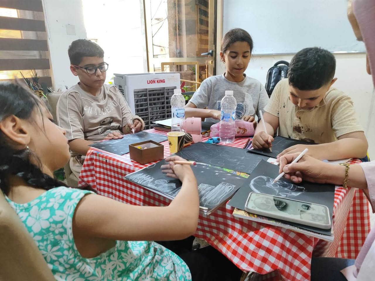 دورات الرسم في بيت الكا 
تتكون من الرسم بالإكرلك  لمدة اسبوع
والرسم على الزجاج  لمدة اسبوع
والتخطيط بالفحم لمدة اسبوع
والفخار لمدة اسبوع 

 الاشتراك اما يومي او أسبوعي او شهري قابل للتجديد 
العنوان /السيدية/مربع تبوك/زقاق٥٣
***********
