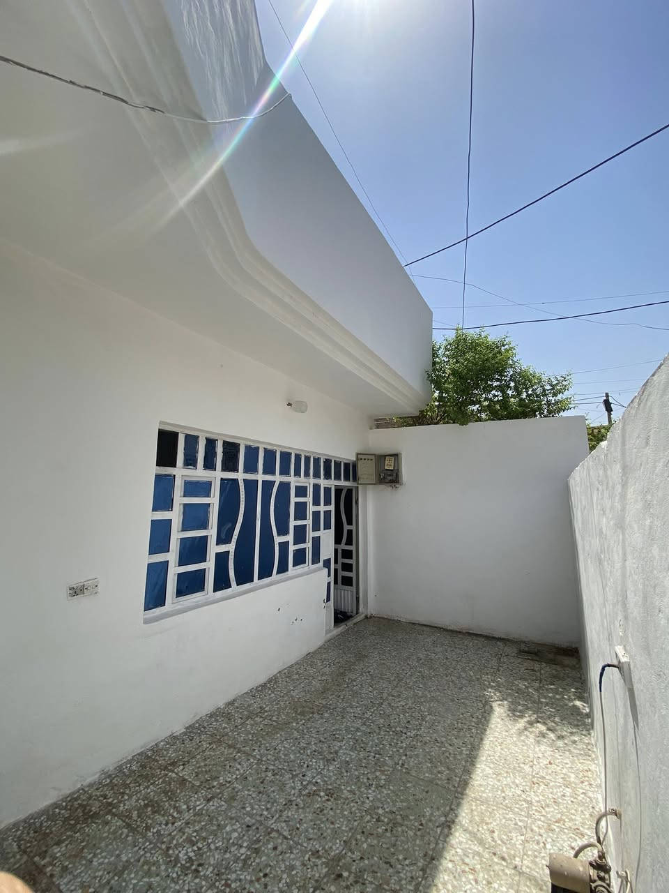 السلام عليكم
بيت للبيع في منطقة الشماعية (حي السفير )
مساحته 130م 
بناء وترميم حديث يحتوي على طابق ونصف 
الطابق الأول غرفة ومطبخ واستقبال وصاله وحمامين خارجي وداخلي وترك وكراج 
الطابق الثاني بيتونة وسطح 
المنطقة مبلطة ونظيفة وهادئة وبيها كل الخدمات 
واجهه 12م
والنزال 12.5
سعره مناسب وقابل للتفاوض 
للتواصل مع صاحب البيت مباشرة *********** واتساب او تواصل خاص
