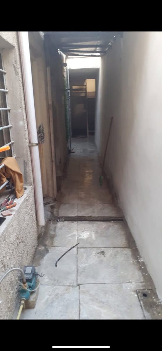 السلام عليكم بيت للايجار  100 متر 3 غرف نوم
يتكون من طابقين الطابق الاول ٢ غرف نوم +مطبخ+ هول +خدمات 
الطابق الثاني يتكون من غرفة وخدمات +سطح كبير + مخزن
العنوان - بغداد الجديدة حي الخليج شارع الطاقة مال كهرباء / للاستفسار ***********
