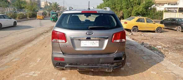 سورنتو (KIA Sorento) موديل 2011.
​اوارد أمريكي (نظام 5 راكب).
​المحرك: 4 سلندر سعة 2400cc، اقتصادي ومناسب.
​الكير أوتوماتيك.
​اللون: فيلّي / رصاصي
​ماشيه حوالي 119,000 ميل.
​تبريد ثلج
 تم تبديل الصدر بالكامل 
​السيارة متعرضة لحادث (وارد أمريكي). صور الحادث مرفقه مع المنشور
​تم تبديل الجاملغ  والباب المقابل للسائق.
​(البدن متضرر بشكل عام بحكم الموديل والاستخدام).
مقاعد مخمل نظيفة.
​التحكم: تحكم ستيرن كامل.
​شاشة أندرويد لمس حديثة
​كاميرا خلفية.
​كاميرا حوادث متطورة بثلاث عدسات (أمامية، خلفية، وداخل الغرفة).
​
​السعر المطلوب: 120 ورقة وبيها مجال
للأستفسار اكثر الاتصال على الرقم ***********
مكان السيارة الدوره قرب فلكة ابو دشير
ملاحظه غير متواجد على الفيسبوك بغداد
