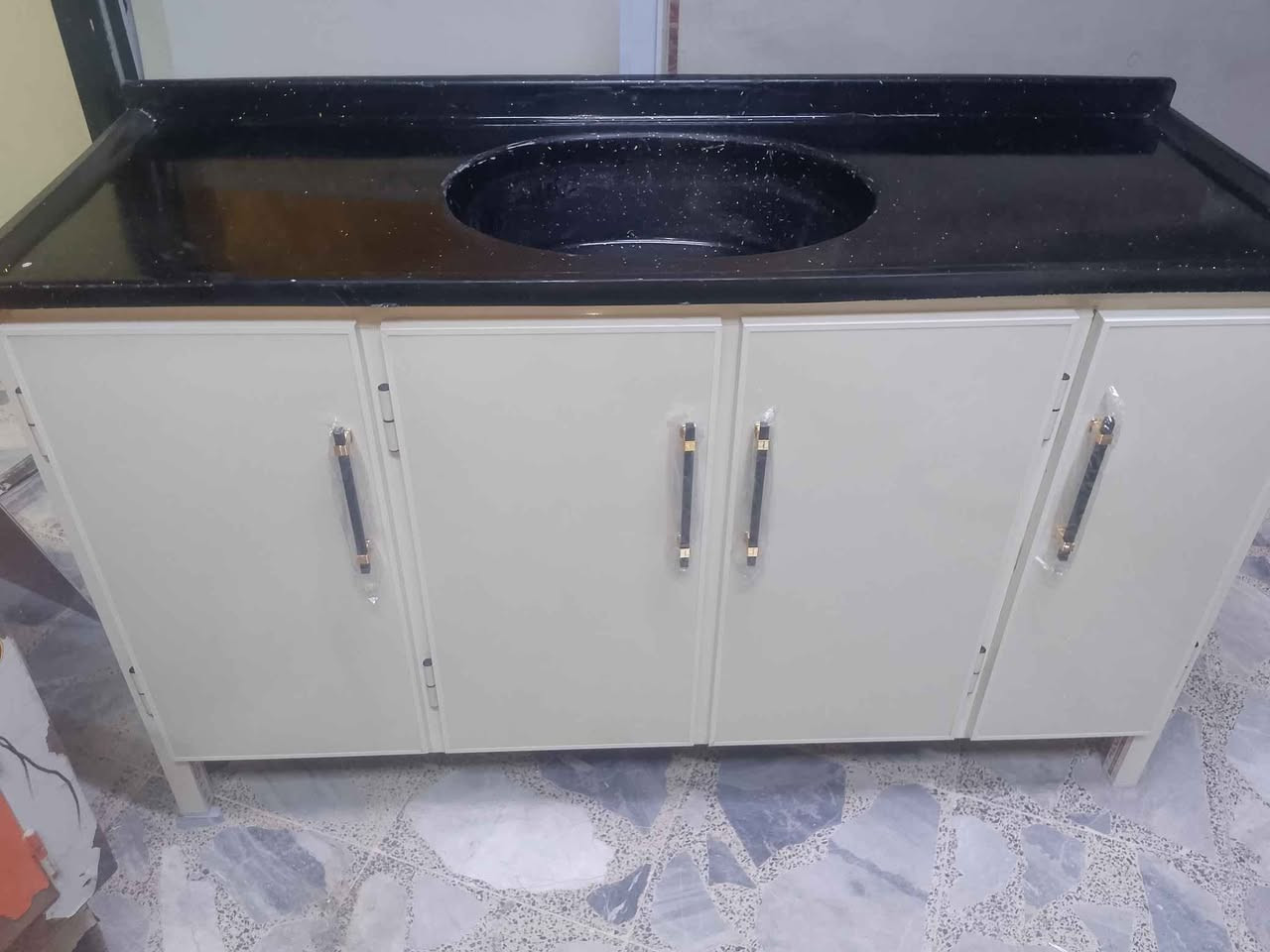 سنك مترونص جديد مبطن سعر 195 جديد مرمر مقوى بجسور تحت الارضيه والرف مغلف بلاستيك من الداخل ضد الماء توصيل موجود جميع مناطق البصره حجز وتساب *********** مكان للصواني البصرة, العراق
