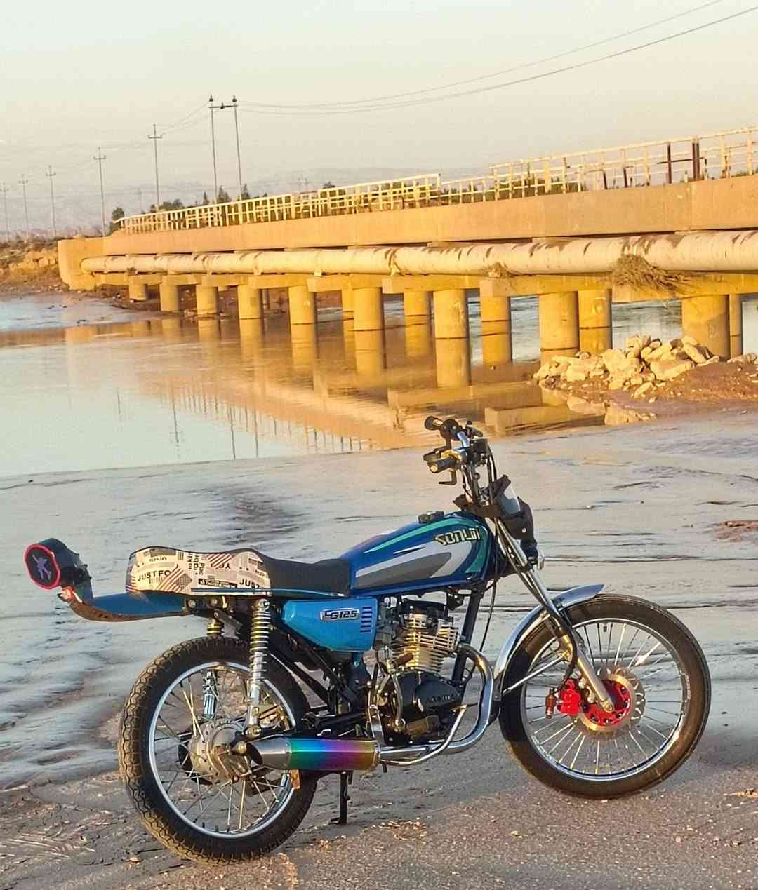 السلام عليكم دراجه رياضي للبيع كلك الدراجه جديده ماناقصه برغي تعمير جديد قبل شهرين 600 وبيه مجال بسيط ***********
