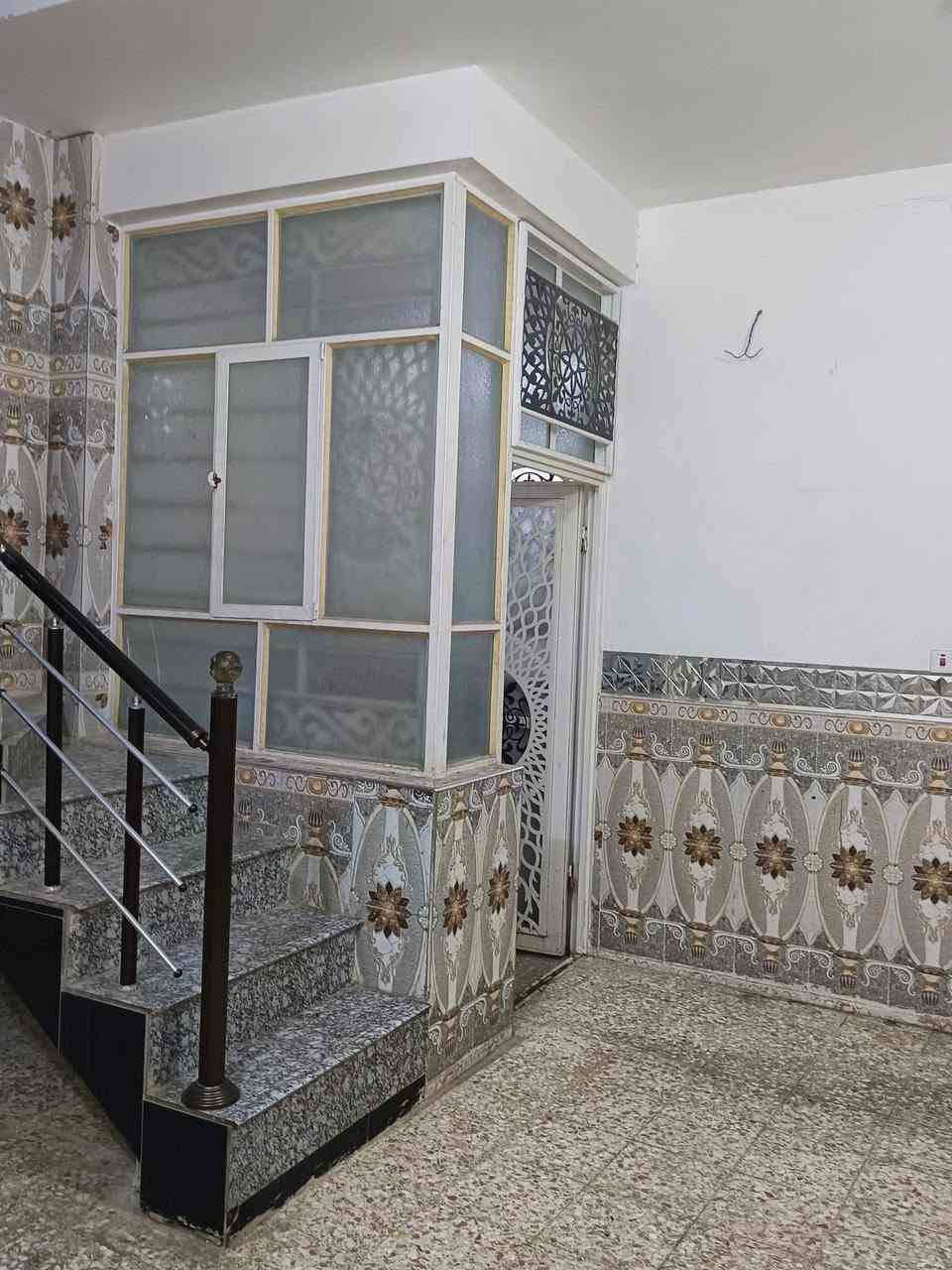 بيت للبيع في حي الوفاء المساحه 100 متر طابق واحد صب مسلح منطقه الاساتذه مطلوب للمصرف العقاري يباع بتطلوعه للاستفسار/***********
