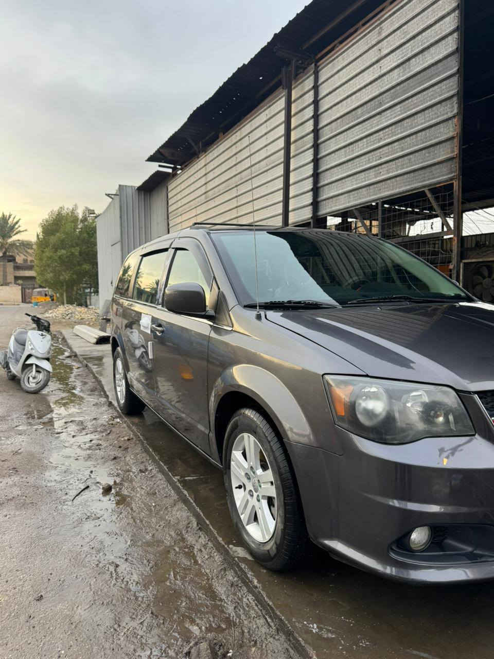 السلام عليكم دوج كرفان موديل 2019 كامل موصفات سياره استخدام شخصي ما مشتغله خط مواصفات كشنات جلد 3بيبان كهربائي تخم تاير جديد صدر جديد شرط فحص تبريدثلج  سياره بسمي تحويل ثاني يوم سياره كامله من كلشي سياره الون نفطي سعر 180بيه مجال***********بيع او مراوس بجارجر حسب القناعه
