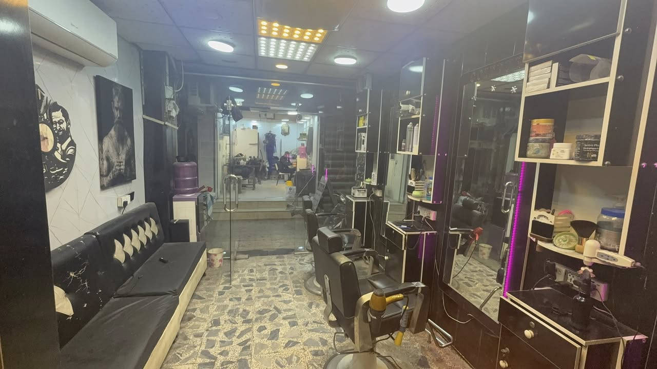 للبيع
3 كراسي 
3 مري تشمل الرفوف و الكومدي 
2 جلسة 

***********
