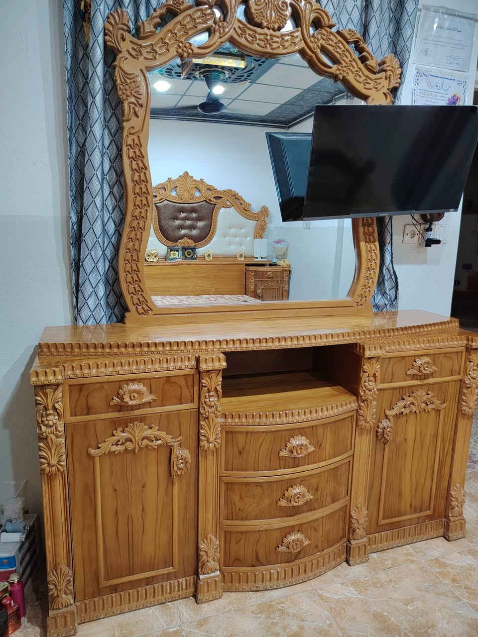 غرفة نوم مستعمله شي قليل اخو الجديد خشب ثقيل درجه اولئ (السعر مليون و600)عنوان موصل رقم الموبايل(***********) غير متواجد علفيس
