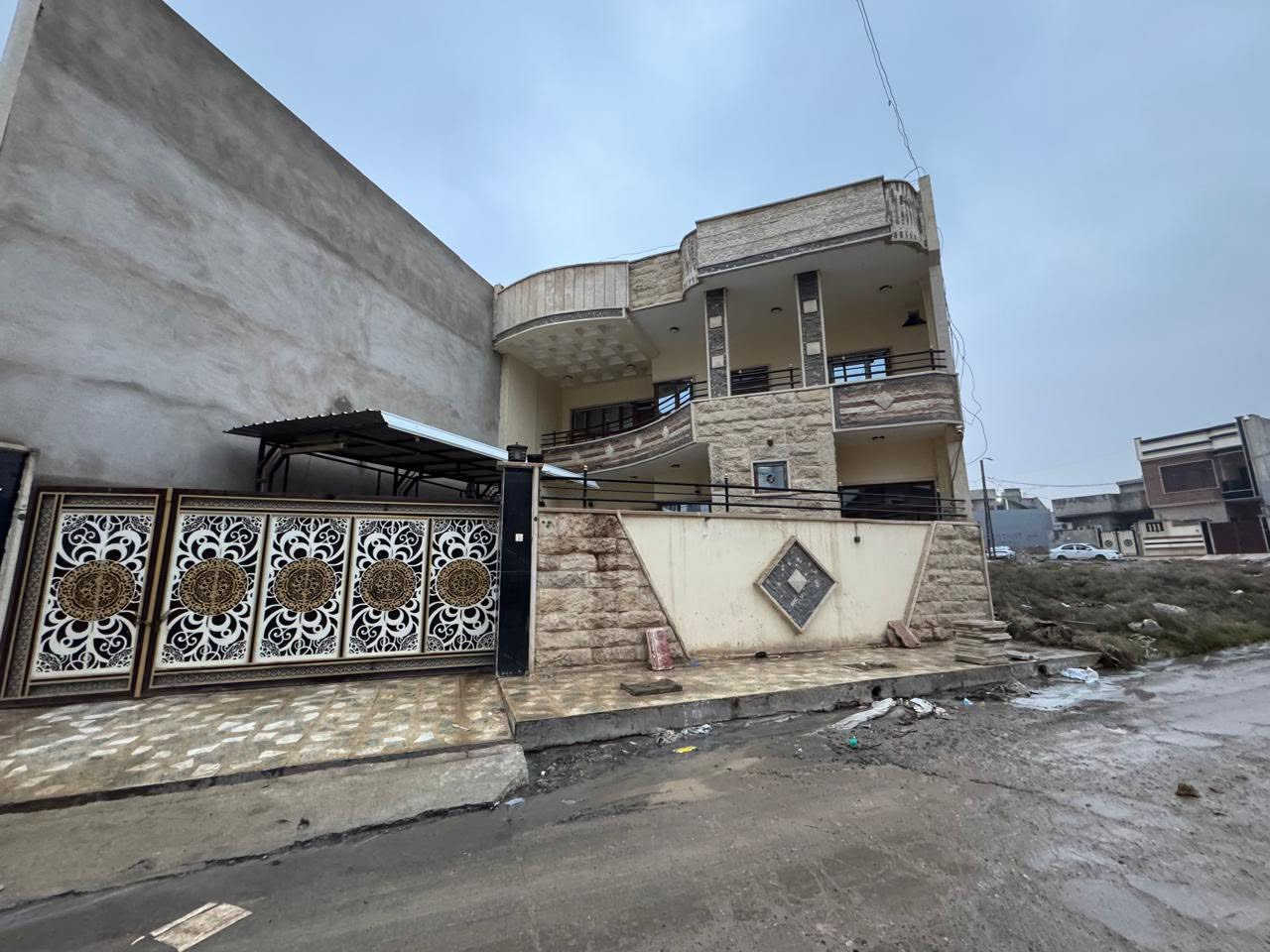 🏠 بيت للبيع بحي التعليم الأول (قرب تيم ماركت)
📍 مواصفات البيت

 المساحة: 250 متر والواجهة 12 متر.

 الشارع: عريض 12 متر وموقع مريح وقريب على الخدمات.

 القانوني: زراعي ملك صرف وبي كارت بلدية كامل.

🧱 تفاصيل البناء (طابقين ونظيف)

 الطابق الأول:

 غرفتين نوم + استقبال وهول.

 مطبخ وصحيات + كراج سيارة.

 الطابق الثاني:

 3 غرف نوم + هول وصحيات.

📞 للطلب والاستفسار

***********

***********
