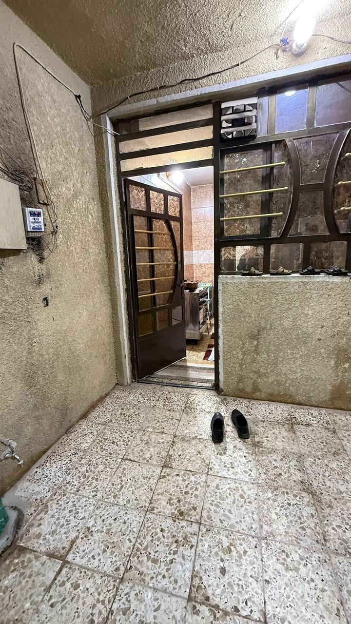 سلام عليكم 
دار للبيع المساحه 60 متر ( طابو ملك صرف سكني )

طابقين 
يحتوي على 
استقبال ومطبخ 
وغرفتين نوم مع صحيات 

الموقع بغداد الانتصار مقابيل مستشفى حماد شهاب 
طريق الشعب الحسينية 
معلومات اكثر 📞📞
***********
