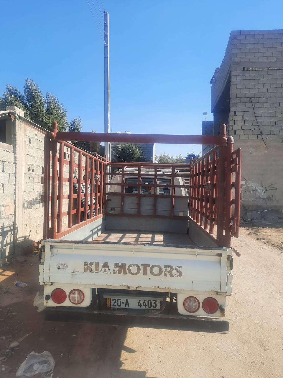 كيا عموشه موديل 2008 رقم ديالى دولي بأسمي سنويه وهزه
حداديه زينه كهربا شغاله محرك وكير نضيف سياره جاهزه
مابيها ضربه بس طخات بسيطه السعر 88 (بدون محجر) وبي مجال حك الجيه 
 مكاني بغداد جسر ديالى الجديد ***********
