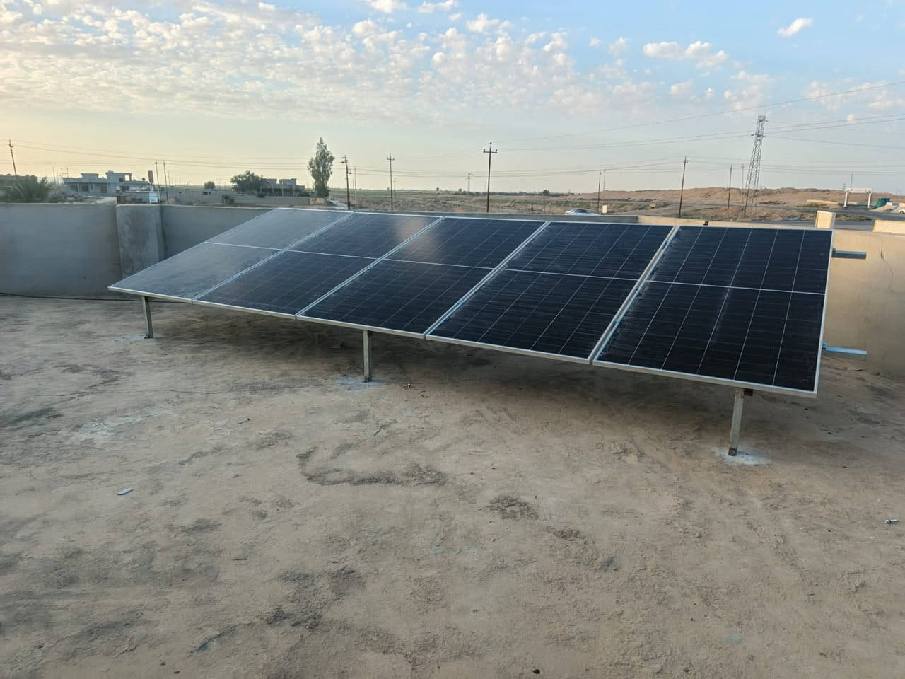 تم بحمد الله تنصيب منضومه طاقه شمسيه الحويجه/قريه الطارقيه... 

للأخ علي هاشم  .... 

قدرة المنظومة:

🔹10  أمبير نهاري في الظروف القياسية.

🔹8أمبير ليلي.

مكونات المنظومة:

1. البطاريات:ليثيوم... 7.25kW

🔹 ضمان استبدال 5سنوات 

2. الألواح الشمسية:

🔹 ألواح فلاديفيا 600 واط.

🔹 عدد الألواح:5 ألواح.ذات وجهين وذات كفاءة عاليه 

🔹 ضمان 15 سنة، وعمر افتراضي يصل إلى 40 سنة.

3. الإنفرتر:

🔹 إنفرتر حجم  4.25kw

🔹 ضمان لمدة سنتين.

4. هيكل الألواح:

🔹 مصنوع من الحديد المغلون المقاوم للصدأ لضمان المتانة.

التشغيل والصيانة 🛠️

🔹 المنظومة تعمل 24 ساعة يوميًا مدى الحياة دون مصاريف إضافية.

🔹 الصيانة الوحيدة المطلوبة هي غسل الألواح الشمسية بالماء كل بضعة أسابيع.

الضمان شامل لجميع مكونات المنظومة

🔹 من شركة النبع الهادر فرع الرياض 

📞 للاستفسار أو الاتصال: مهند 

📲***********_ ***********

ابو حسين 

📲 *********** (متوفر واتساب)

شركة النبع الهادر #ضمان #امان #مصداقيه

ملاحظه/صيانه مجانيه لمده سنه خدمه مقدمه من قبل الشركه للزبون

سعر المنضومه /مليونين و550 الف
