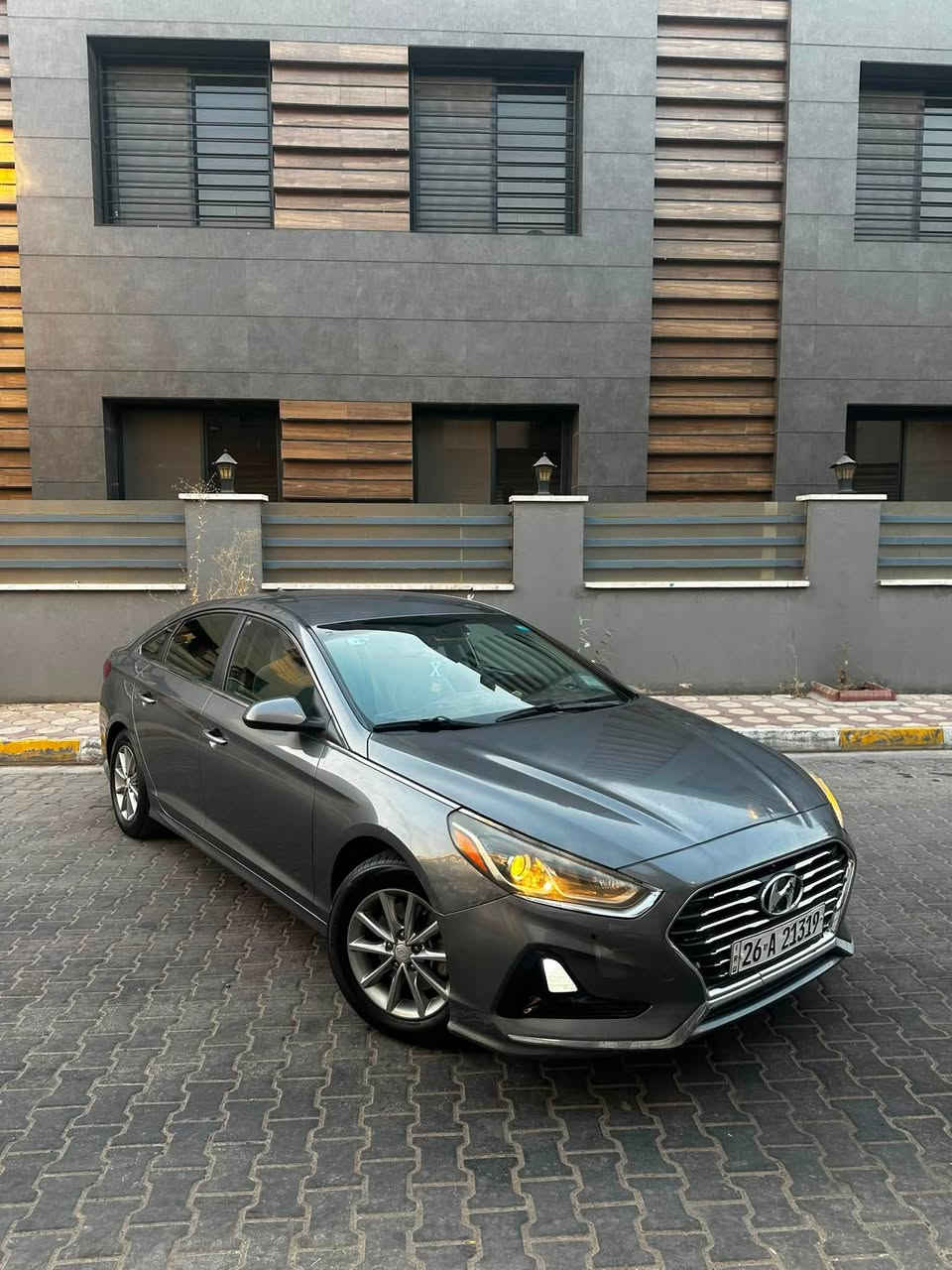 السلام عليكم
للبيع 
سوناتا 2018 
رقم صلاح الدين بسمي 

حادثها دعاميه وحافت البنيد فقط بدون ايرباك بدون دواخل 

حافت بنيد صبغ فقط 
 
سياره جاهزه مكينه كير كفاله 

تبريد ثلج 

نص موصفات 

مكانها بغداد حي الجهاد 
رايدها ب 128 وبيها مجال بسيط 

***********
