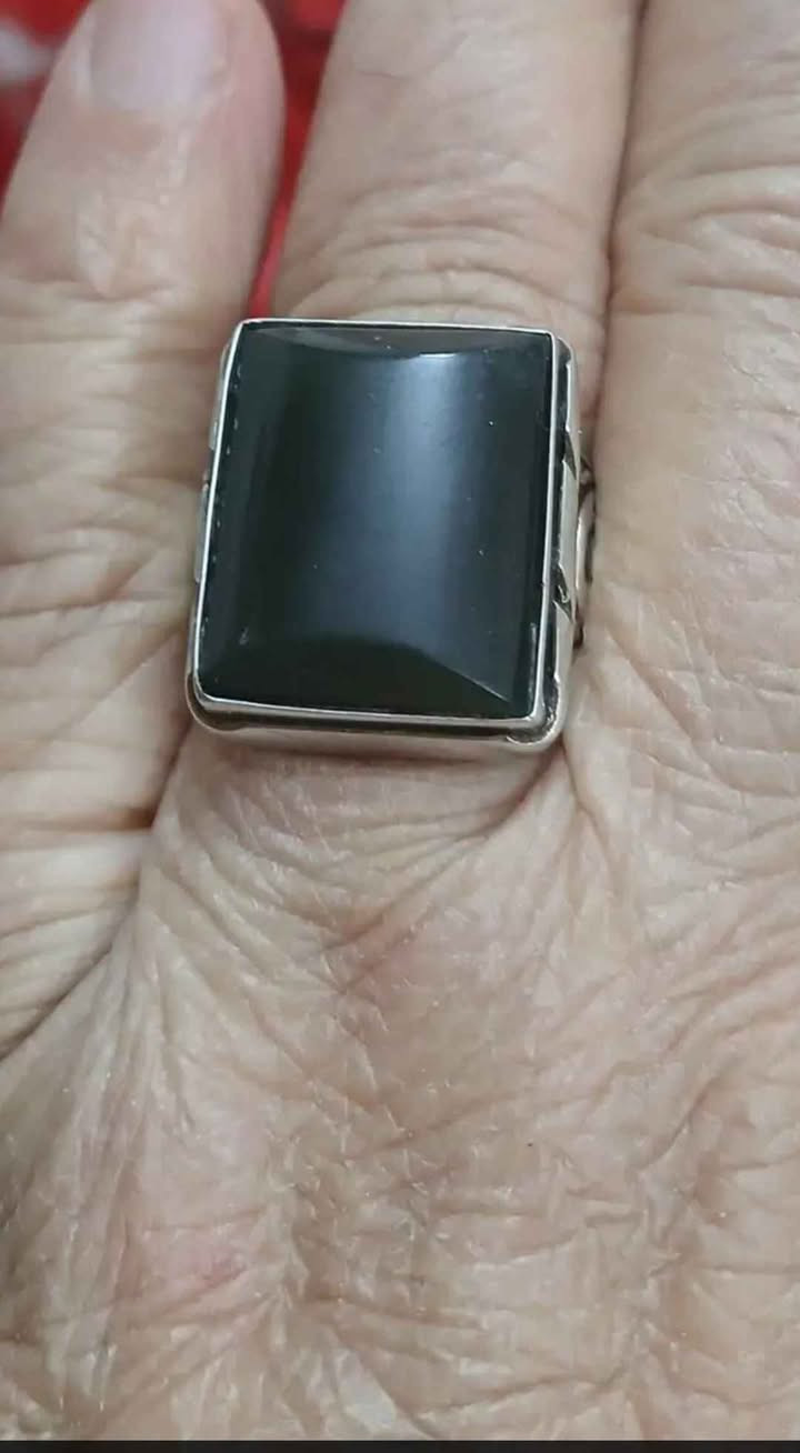 اللهم صل على محمد وآل محمد 
خاتم متوج بخامة جميلة من اليشم اليماني القديم والاصلي بصياغه احترافيه جميلة وثقيلة للبيع مكاني بغداد بغداد, العراق


**إذا كنت صاحب هذا الإعلان وتريد حذفه لأي سبب، رجاءا أرسل رسالة إلى الدعم الفني**