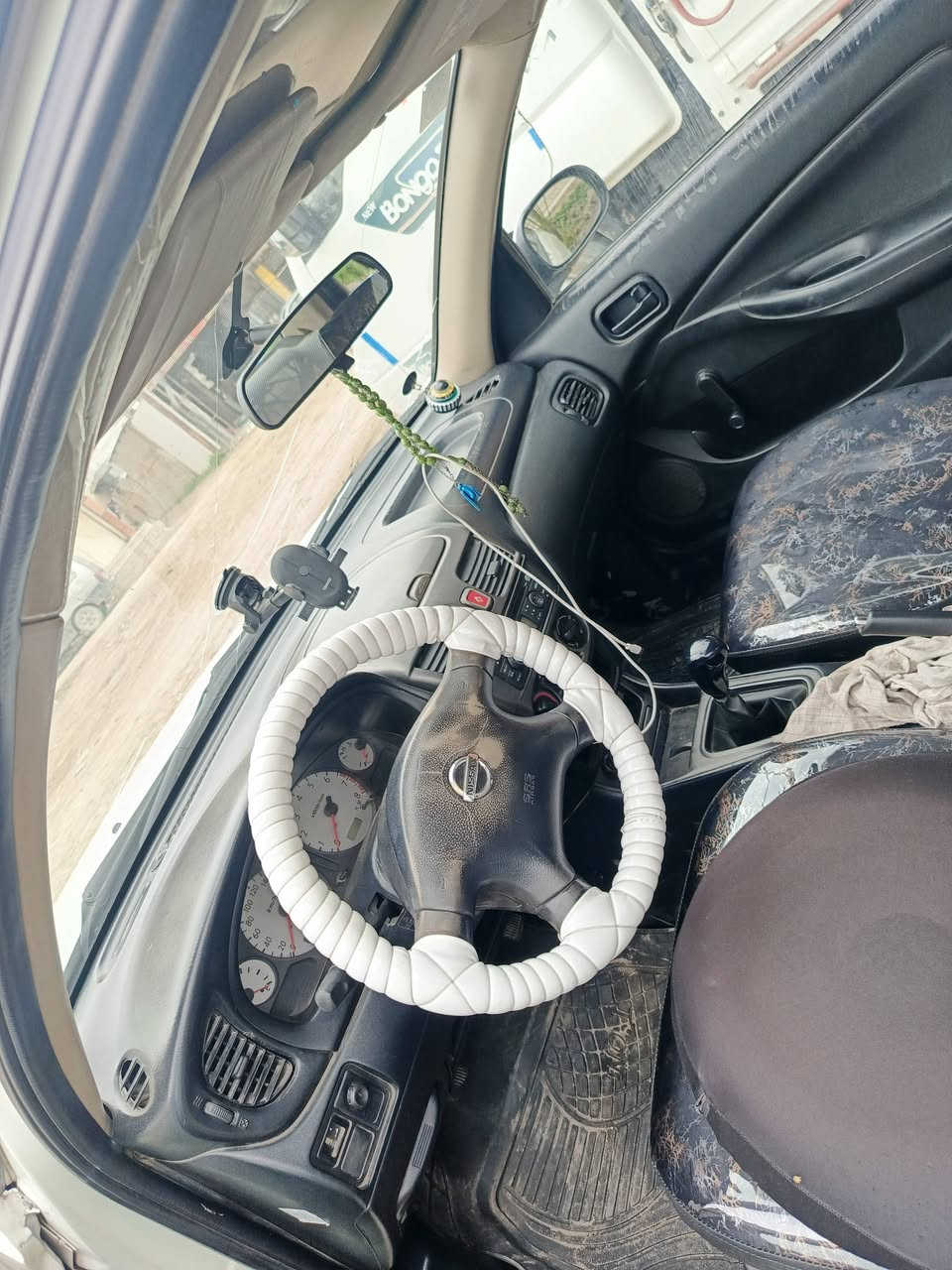 السلام عليكم نيسان سني اللبيع موديل 2005 السياره جاهزه ربع مذب عليها تخم تاير باتري صدر امامي خلفي محرك كير دوشمه جديد السعر 85 وبيها مجال رقم بغداد مكاني بغداد ابواغريب خرنابات الرقم ***********بس  جارده
