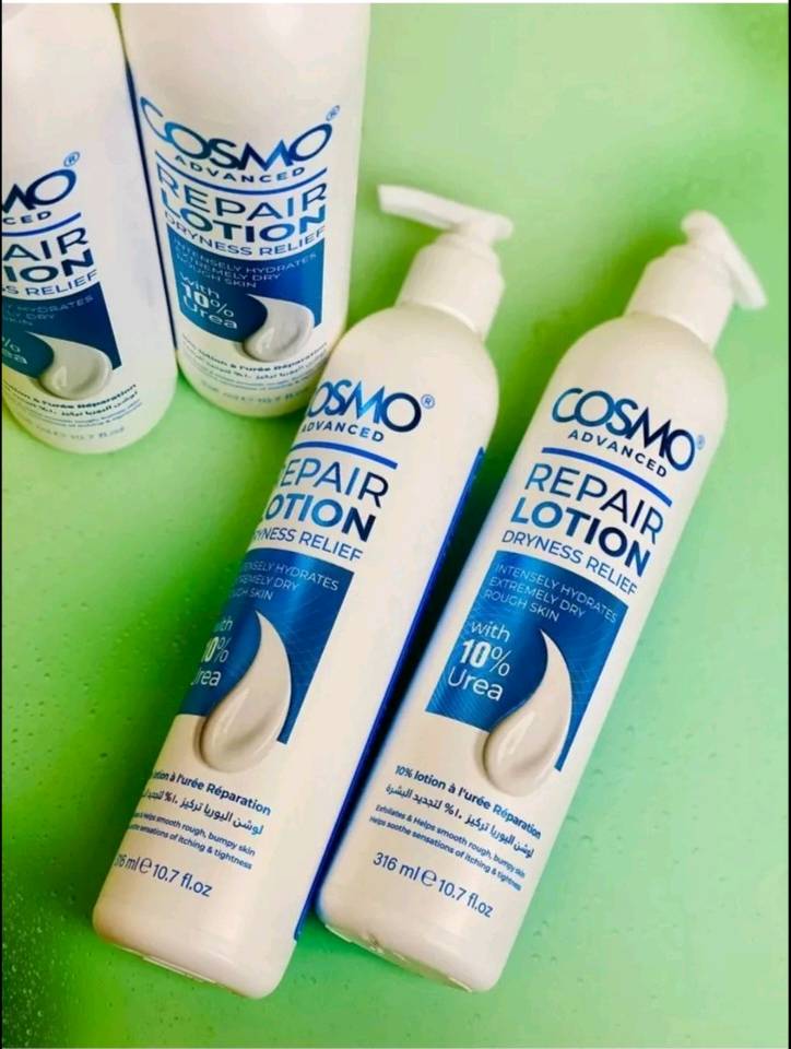 لوشن مع يوريا بتركيز 10% Cosmo Skin Rejuvenating Lotion With Urea 10% 🩵
لوشن يوريا من شركة COSMO لإصلاح البشرة يوفر عناية مكثفة للبشرة شديدة الجفاف والخشونة
لوشن يوريا 10% من COSMO 
– ترطيب عميق وراحة للبشرة الجافة  
- يحتوي على 10% يوريا: 
يرطب بعمق ويُقشر بلطف الجلد الجاف والخشن 
- يُنعّم البشرة ويُعيد مرونتها مع الاستخدام المنتظم
 - يُخفف من القشور والتشققات خصوصًا في المناطق الجافة مثل الأكواع والركب والكعب 
- غني بالبانثينول والمكونات المهدئة لتهدئة التهيج وتقوية حاجز البشرة 
- يُناسب البشرة الجافة جدًا والمتهيجة
 - قوام غير دهني سريع الامتصاص 
- خالٍ من العطور والبارابين 
– آمن للبشرة الحساسة 
- مثالي للاستخدام اليومي للعناية بالجسم