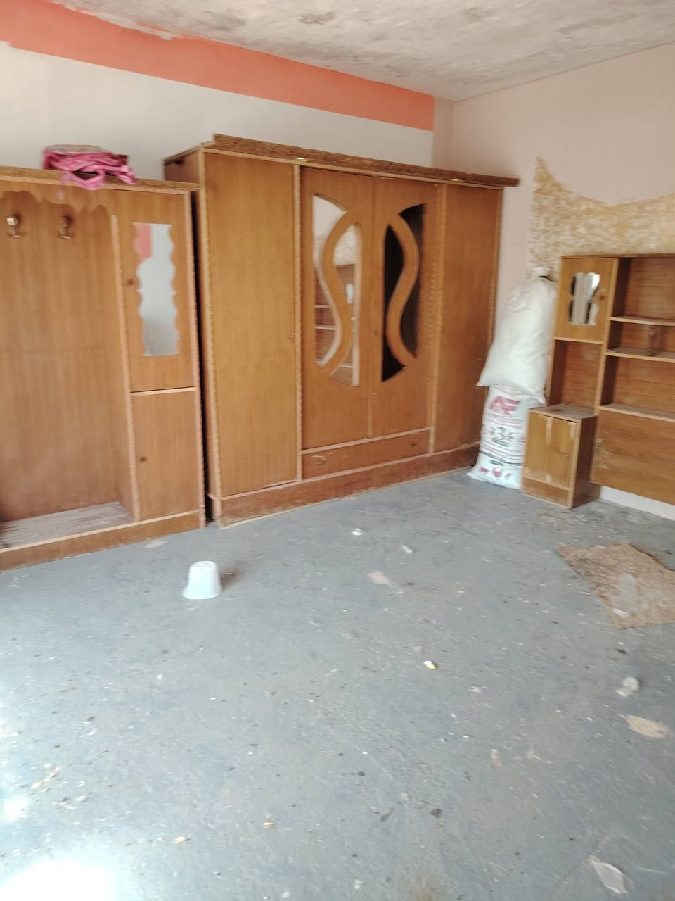 للبيع غرفه نوم قديم  الاستفسار الاتصال ***********
