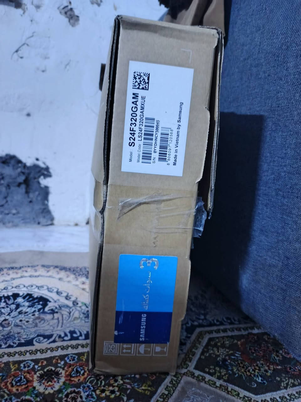 Samsung Essential
Monitor S3 (LS24F320GAMXUE)
شرط جديد 
السعر 100 الف وبيها مجال 
الرقم *********** بي وتساب 
المكان حي الخضراء 

المواصفات:
• الحجم: 24 بوصة (23.8 بوصة فعلياً)
• نوع اللوحة: IPS
• الدقة: Full HD 1920×1080
• معدل التحديث: حتى 120Hz
• زمن الاستجابة: 5ms
• السطوع: 250 cd/m²
• التباين: 1000:1
• زوايا الرؤية: 178° أفقي / 178° عمودي
• عدد الألوان: 16.7 مليون لون
• الشاشة: مسطحة

مميزات الألعاب:
• معدل تحديث 120Hz لحركة أكثر سلاسة
• Game Picture Mode لتحسين الرؤية داخل الألعاب
• مناسبة لألعاب PUBG و Call of Duty و FIFA و Fortnite

راحة العين:
• Eye Saver Mode لتقليل الضوء الأزرق
• Flicker Free لتقليل الوميض وإجهاد العين

المنافذ:
• 2 × HDMI
• لا يوجد USB-C
• لا يوجد USB Hub
• لا يوجد منفذ سماعات
• لا توجد سماعات مدمجة

التصميم:
• حواف رفيعة وتصميم نحيف
• تدعم التثبيت الجداري VESA 100×100
• إمكانية إمالة الشاشة

الأبعاد والوزن:
• مع القاعدة: 540.7 × 428.5 × 175.1 مم
• بدون القاعدة: 540.7 × 320.4 × 36.2 مم
• الوزن مع القاعدة: 2.4 كغم
• الوزن بدون القاعدة: 2.0 كغم

الإيجابيات:
✓ ألوان جيدة بفضل لوحة IPS
✓ زوايا رؤية واسعة
✓ دقة Full HD ممتازة على 24 بوصة
✓ معدل تحديث 120Hz
✓ مريحة للعين
✓ استهلاك كهرباء منخفض
✓ مناسبة للألعاب والأفلام والعمل والدراسة
✓ تدعم Windows 11
