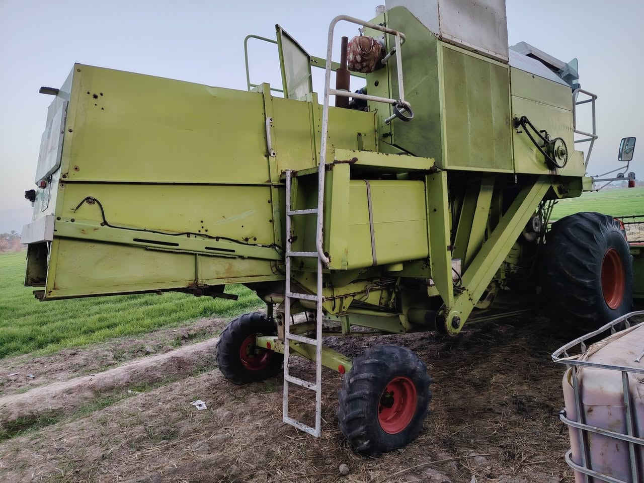 حاصد اكلاص للبيع موديل ١٩٩٠ 
نجف المشخاب للاستفسار ***********
