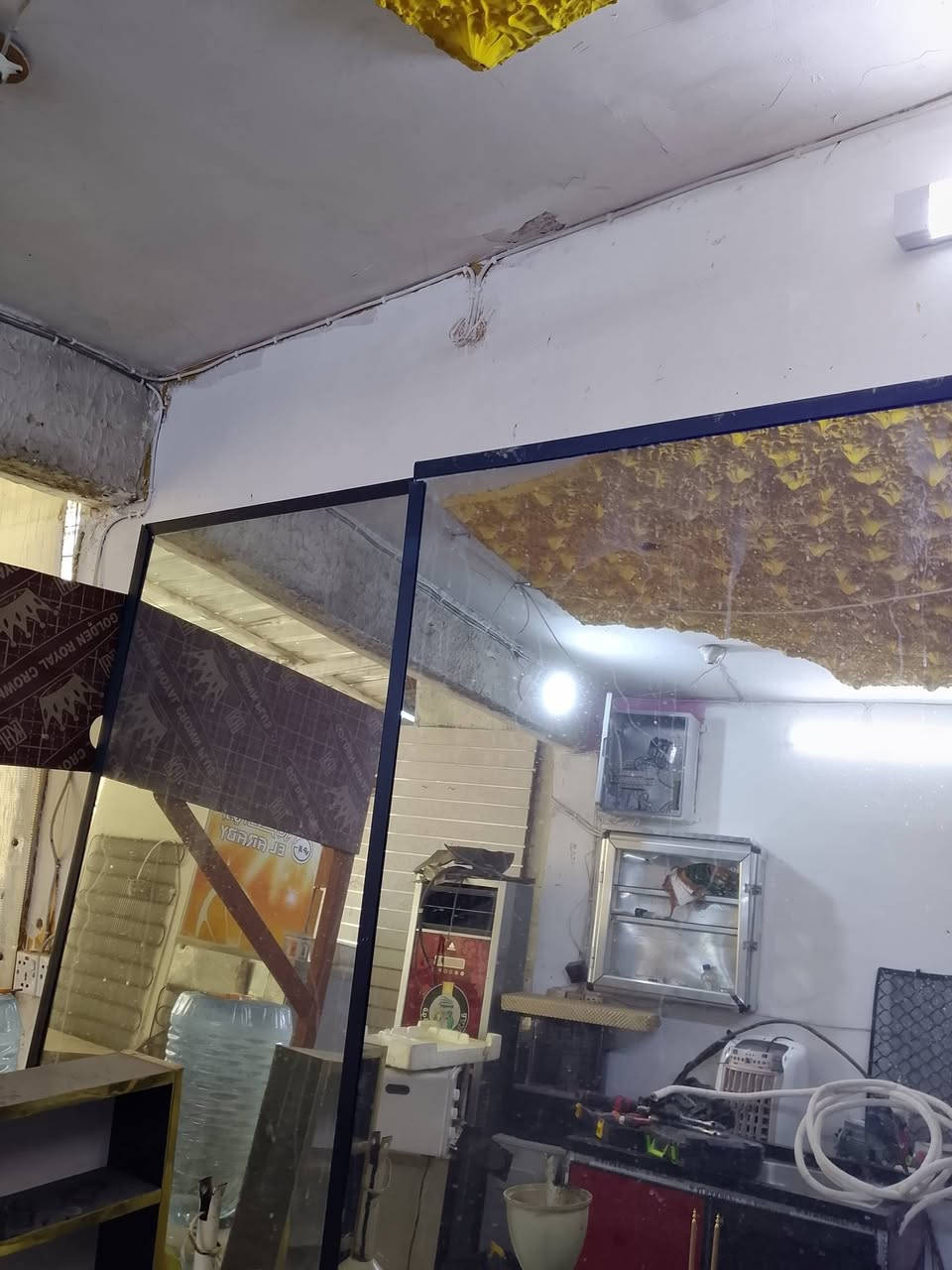 غراض محل للبيع سقوف ثانويه مع اناره مو حمالات احذيه مع ميوزه خارجيه لعرض الاحذيه مع مرايات العنوان بغداد الشرطه الخامسه رقم الهاتف ***********
