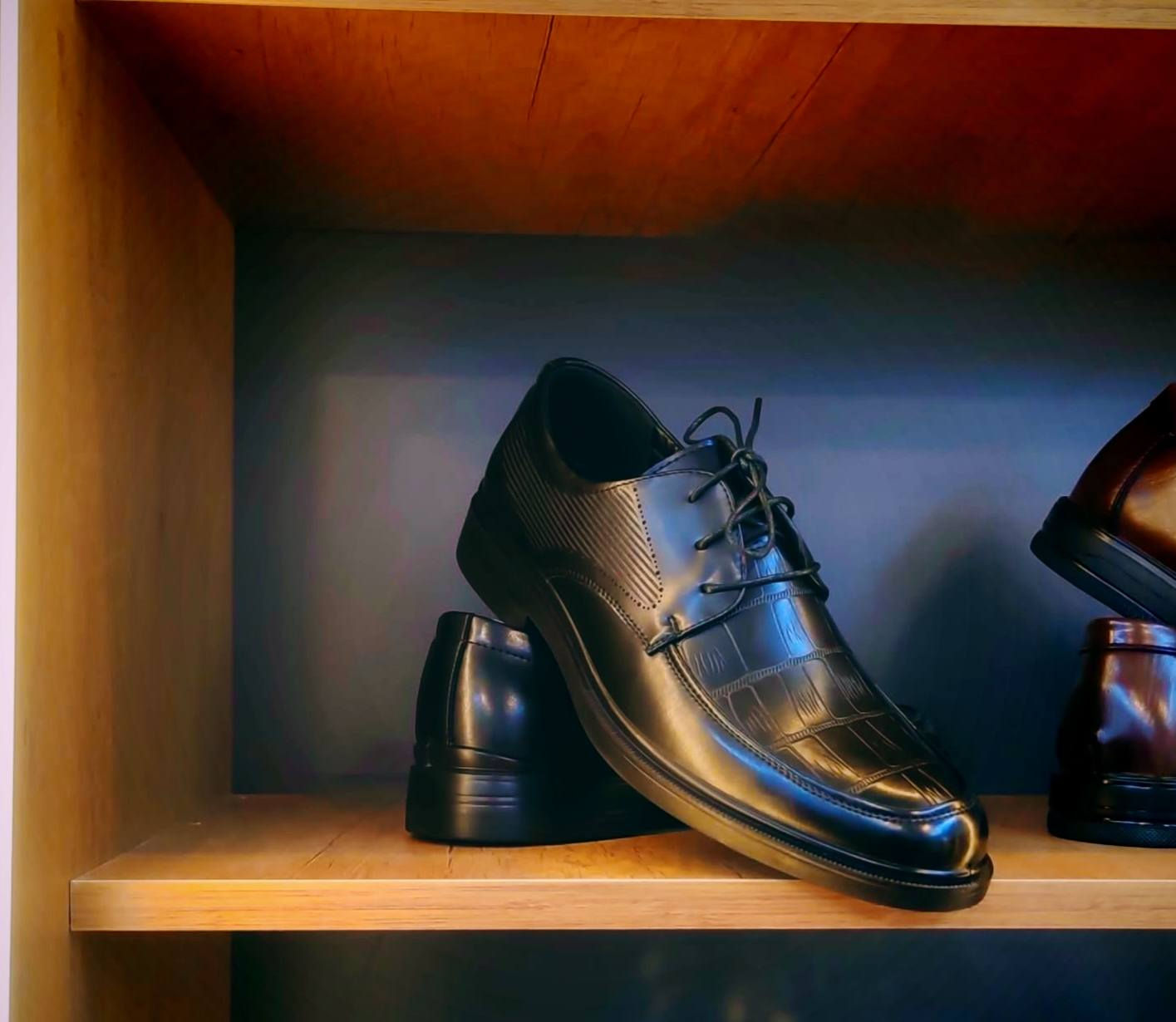 الجوهرة العرائس ذي قار الفهود خلف بلدية الفهود للحجز والاستفسار الاتصال على الرقم التالي *********** بدلات الأعراس الرجالية وحفلات التخرج متوفر حاليا كل القياسات قميص بينزو أكثر من 12 لون
