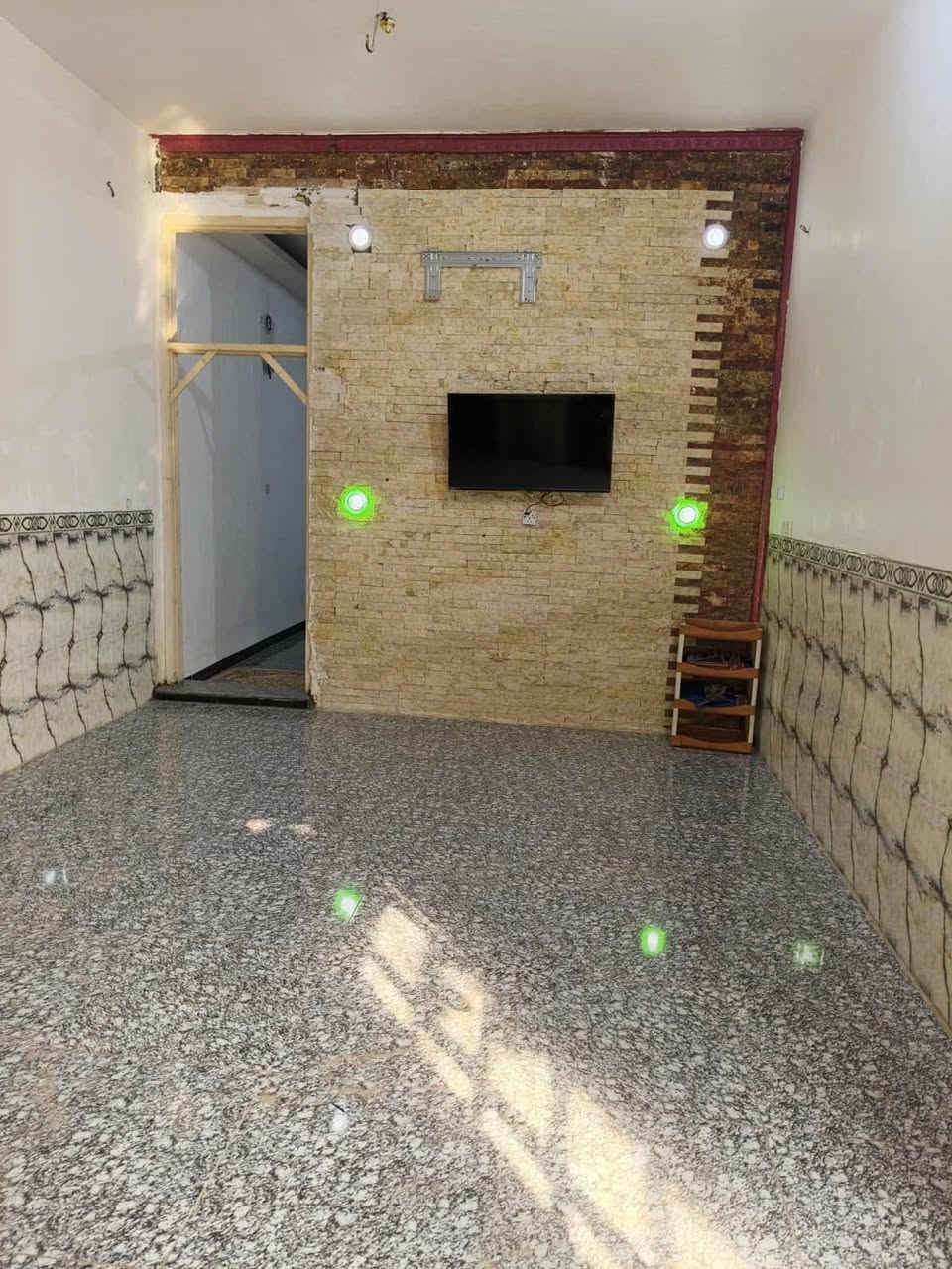 السلام عليكم بيت للبيع مساحه 140 متر
حي العسكري قرب مدرسه كميل
 استقبال 4×6
 وحمام تواليت خارجي
ومطبخ وصاله
وحمام داخلي
وغرفه 4×5
و طابق الاول غرفه 4×5
الارضيه كله بورسلين درجه اولى والحزام كله سيراميك
سطح البيت شتايكر / بناء طابوق السقف صب والارضيه رباط
بناء جديد 2020  السعر 65 نهايته
الاتصال ***********
