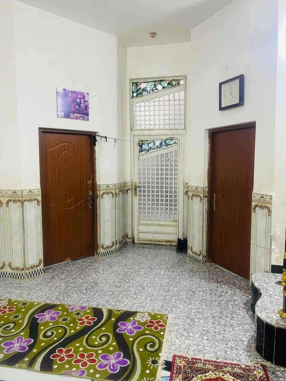بيت للبيع
الموقع : حي العسكري على ساحة خضراء 
المساحة :200متر
تفاصيل البناء: البيت طابقين بناء حديث  اربع غرف صالتين مطبخ اسقبال ثلاث صحيات  الطابق الاول كونكريت الطابق الثاني عكاده 
هاتف: ***********
