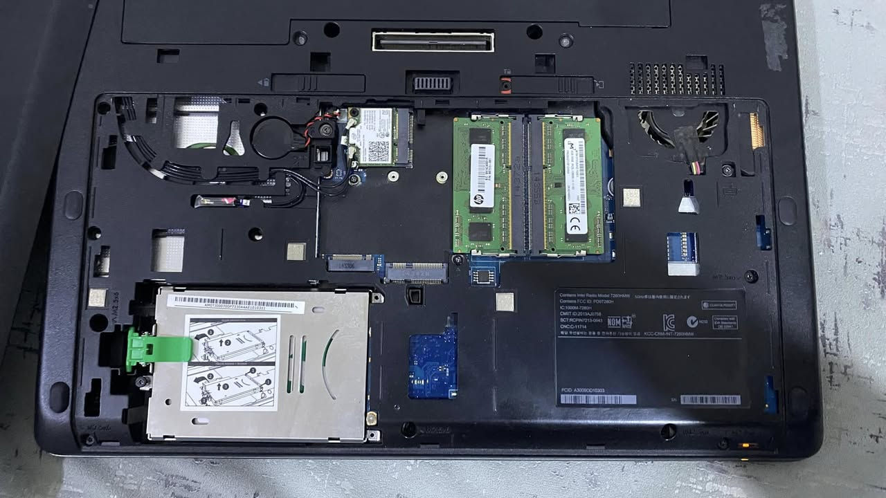 للبيع لابتوب HP ZBook 15 G1 جيل الرابع وورك ستيشن نظيف ومطور للأداء العالي
الجهاز مال كرف وشغل ثقيل وألعاب ومعدل بيدي للأداء السريع

معالج Core i7 فئة MQ القوي مال رندر وألعاب

رام 8 كيكا للأداء السريع والبرامج الثقيلة

هارد 512GB SSD  السريع كلش للنظام
هارد 1 تيرا إضافي خزن للملفات والألعاب

شاشة 15.6 بوصة FHD ووضوح عالي معاكس للإضاءة 

يشغل ألعاب مثل GTA V و  Forza 3  ويرو تراك وببجي  و بيس و كود 4 براحة

نظام ويندوز 10 كامل ومحدث والوضوح مريح للعين

الملحقات الإضافية اللي تجي وياه:
يده إكس بوكس سيريز (Xbox Series Controller)
مضخم سماعات ماركة دراكون (Dragon)
ماوس كيمنج (Gaming Mouse)
جنطة لابتوب وشاحن الجهاز الأصلي
الجهاز والملحقات كاملة وما تحتاج أي شي وجاهزة للاستخدام المباشر
السعر: 550 وبيها مجال 
المكان: الموصل
للتواصل: *********** بي واتساب
