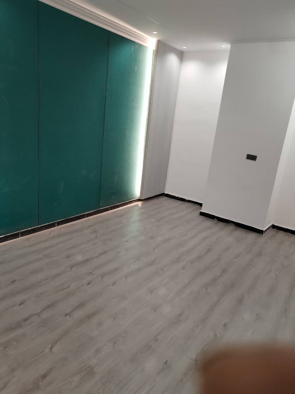 السلام عليكم تطبيك ارضيه خشب صاج شغل تركي درجة أوله عنده شغل يتصل عل رقم *********** كل محافظات العراق نطلع ديكورات او صبغ او تطبيك ارضيه شغل تركي خشب
