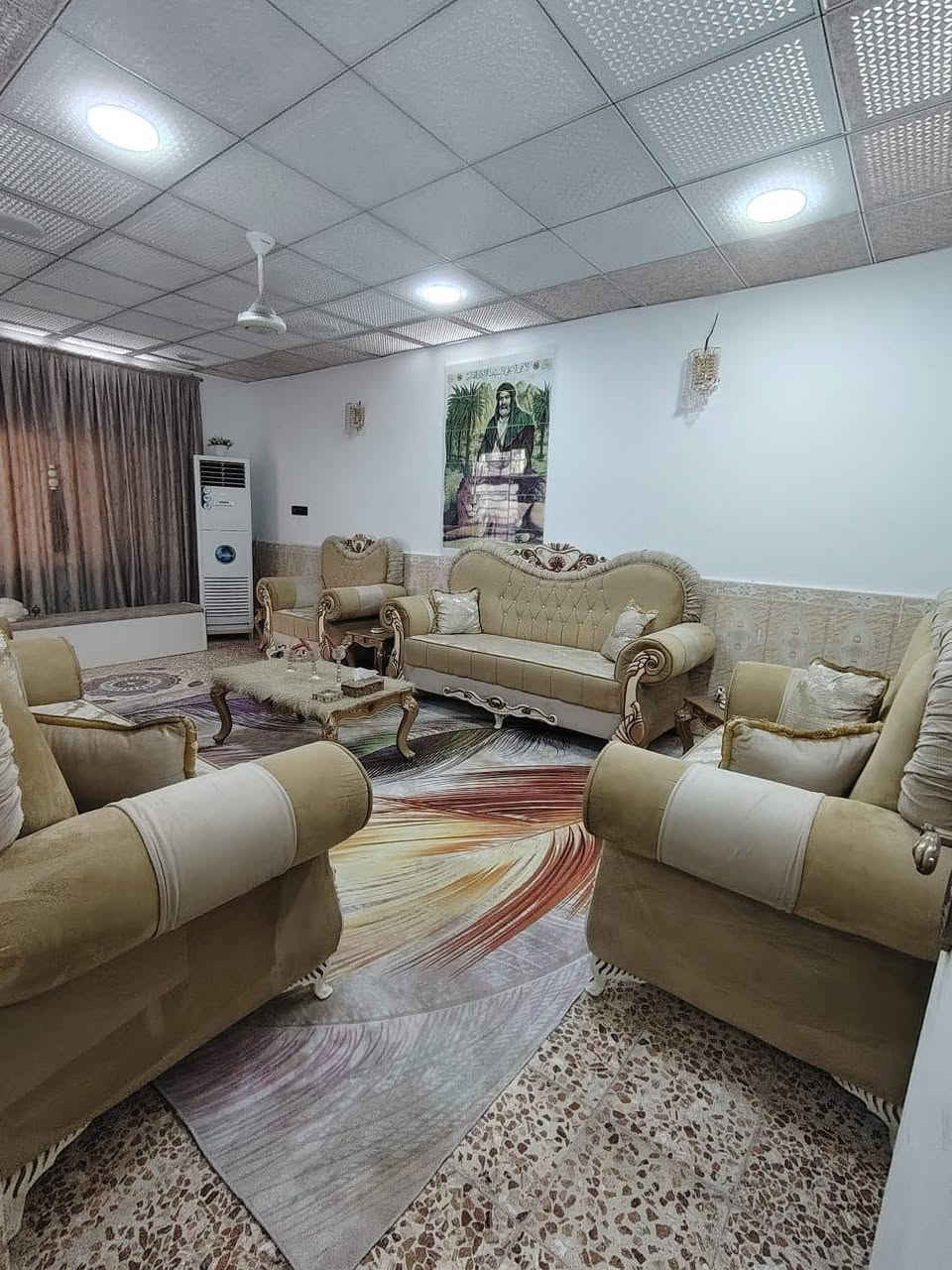 دار للبيع طابو صرف المساحه 200متر الطابق الارضي طارمه كبيره استقبال كبيره هول صاله  مطبخ حار بارد غرفتين نوم الطابق العلوي غرفتين نوم وصاله وحمام حي الحسين الجديد السايدين نهاية سياج مدرسة ثورة العشرين ركن الفرع الضيق السعر 140مليون وبي مجال الاتصال على رقم صاحب الدار ***********
