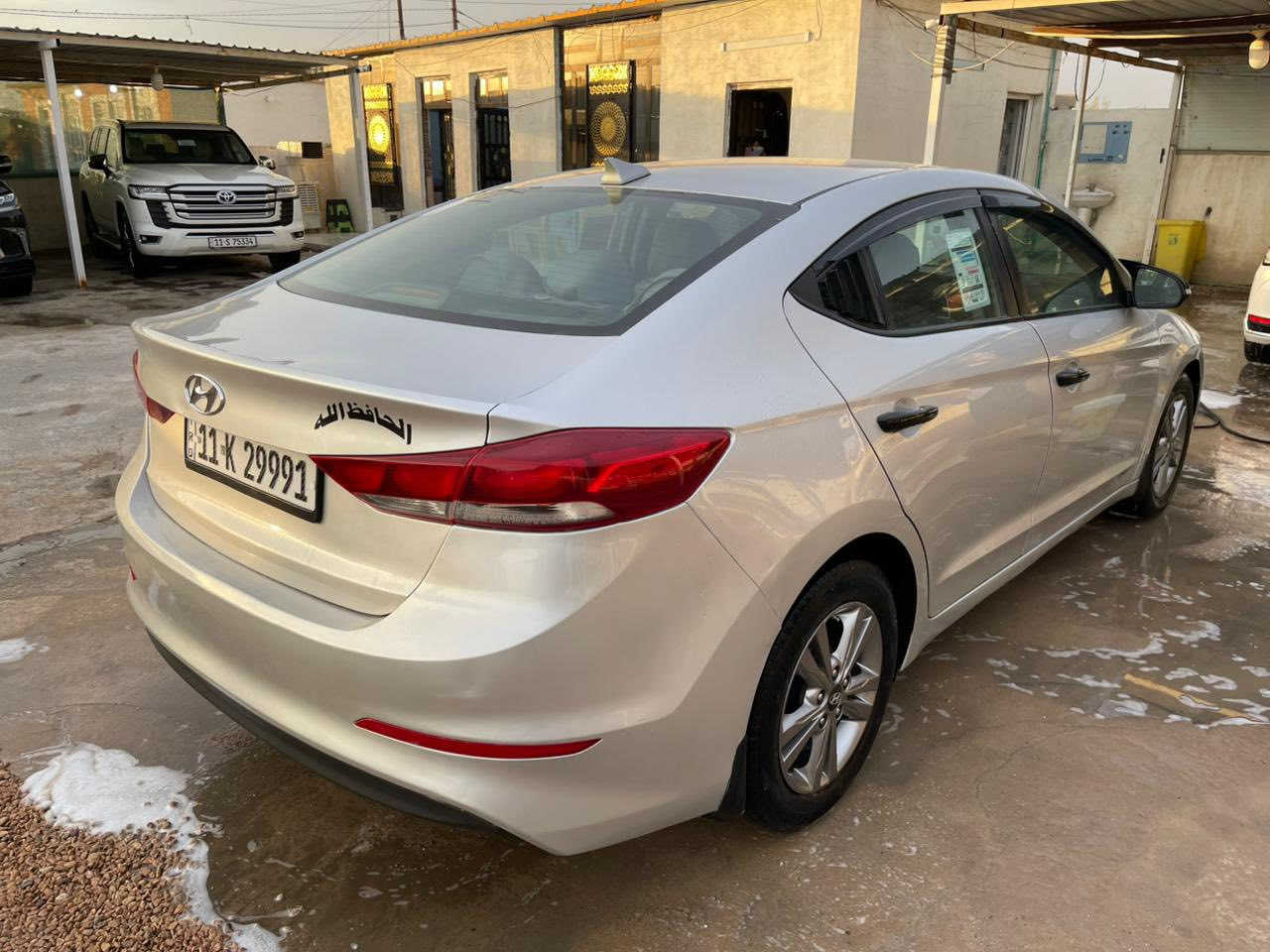 السلام عليكم
النترا ٢٠١٧ 
وارد امريكي 
ضررها فقط يم الرقم الخلفي السونار مرفق مع الصور 
السياره نضيفه خير من الله 
السعر : 128$ 
العنوان : الرمادي 📍
للأستفسار : ***********
