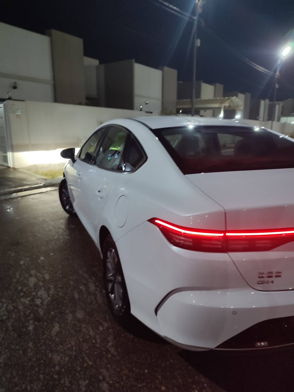 السلام عليكم BYD دستوري أبيض والداخل أبيض موديل 2025 رقم كربلاء باسمي السعر 140$ورقه ماشيه 1000قابل للزيادة تلفون ***********
