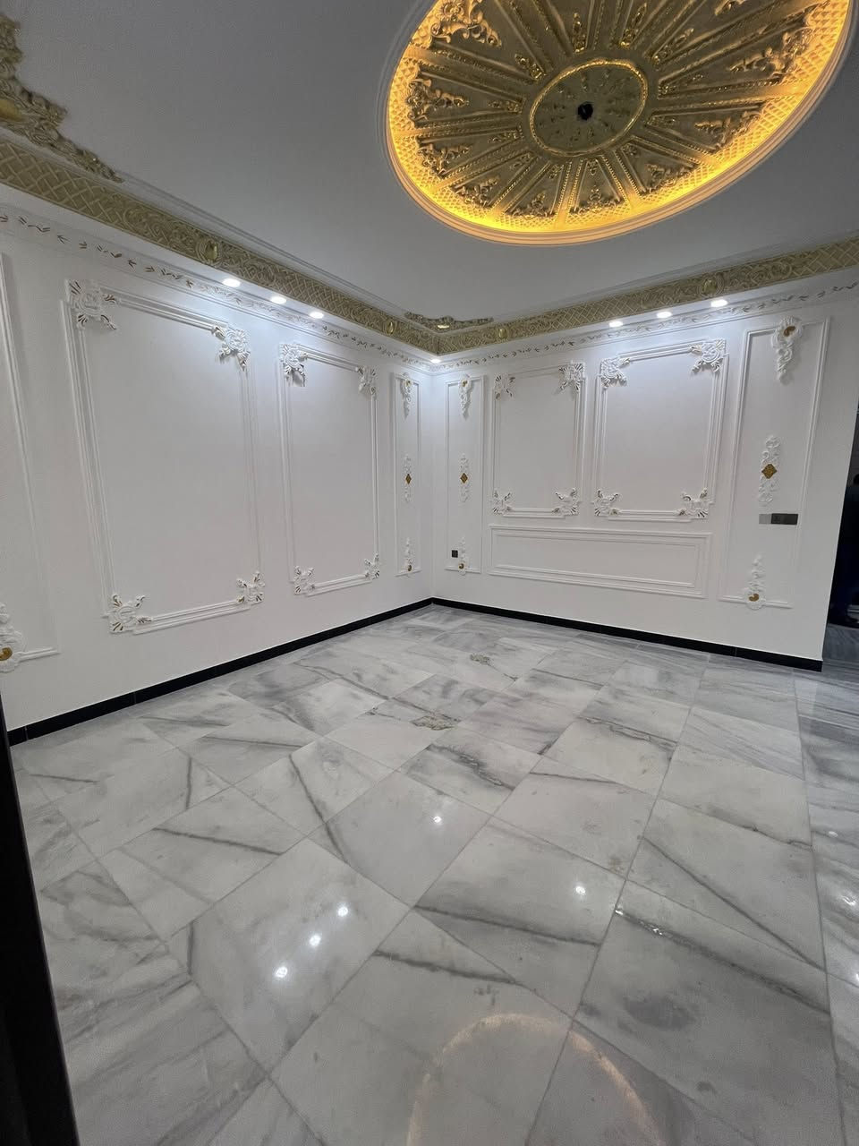 للبيع في بغداد السيديه مربع التصنيع وقرب شارع العلوه وجامع معاذ ابن جبل
دار 🏠 فخم مساحه ١٦٠ متر 

واجه٨ نزال ٢٠ شارع ١٢ 

بناء ٢٠٢٦ فول درجه اولى من كل شي 

واجه مرمر تخبل شغل متعوب عليه. 

ارضيات مرمر شبابيك المنيوم جامع مسكرت عازل لصوت ديكورات اناره 

يحتوي كراج يتسع سياره 

صاله مطبخ حار بارد هول داخلي وغرفه نوم خدمات صحيه 

طابق الثاني ٣ غرف نوم وخدمات صحيه ٢

طابق ثالث غرفه نوم وخدمات صحيه وبيتونه كبيره 

مجموع غرف نوم ٥ وخدمات صحيه ٥ بناء 🚧 درجه اولى للستفسار اتصال ☎️ ***********

او زياره المكتب لمعاينه العقار السيديه شارع العلوه مكتب مهند الغريري للعقار مقابل مدرسه حلم  الغد الاهليه وقرب مطعم سماش 

السعر مناسب لبقيه العروض
