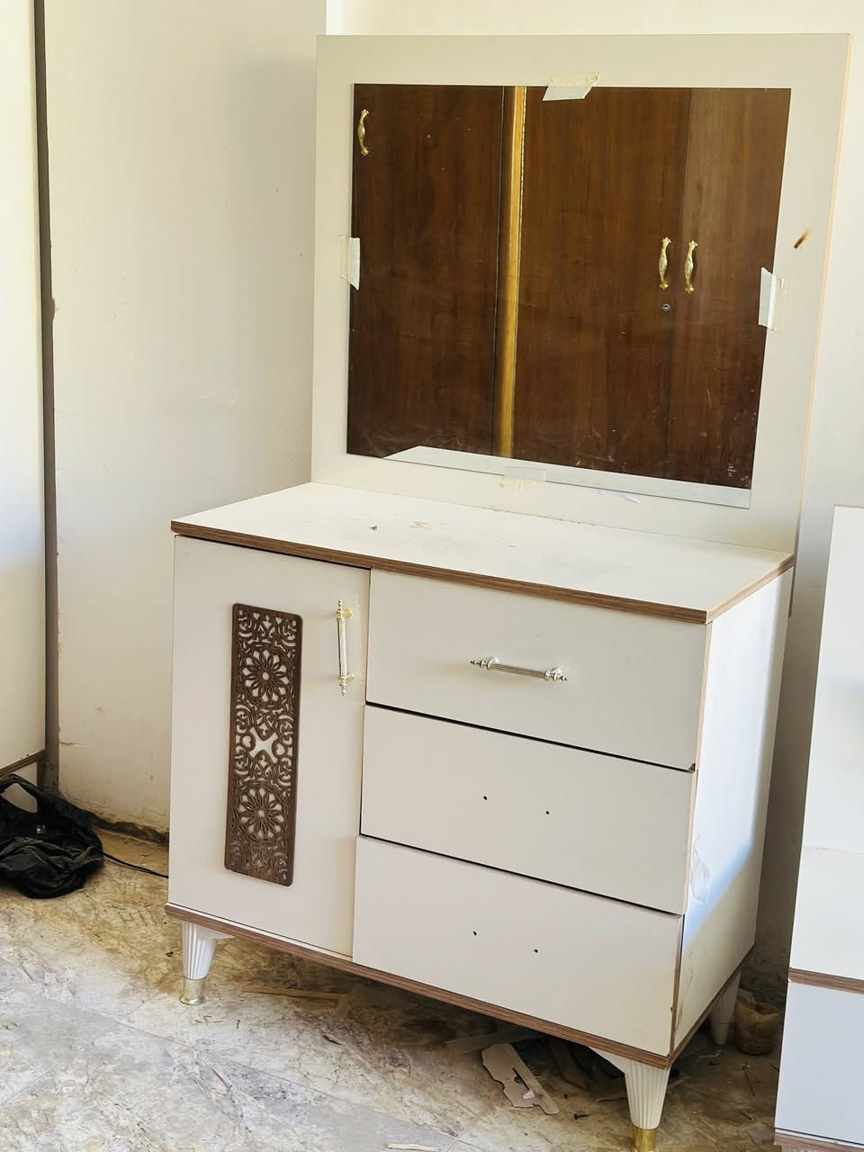 السلام عليكم غرفه تركي ٥ قطع ستخدام قليل نضيفه كلش 
***********
